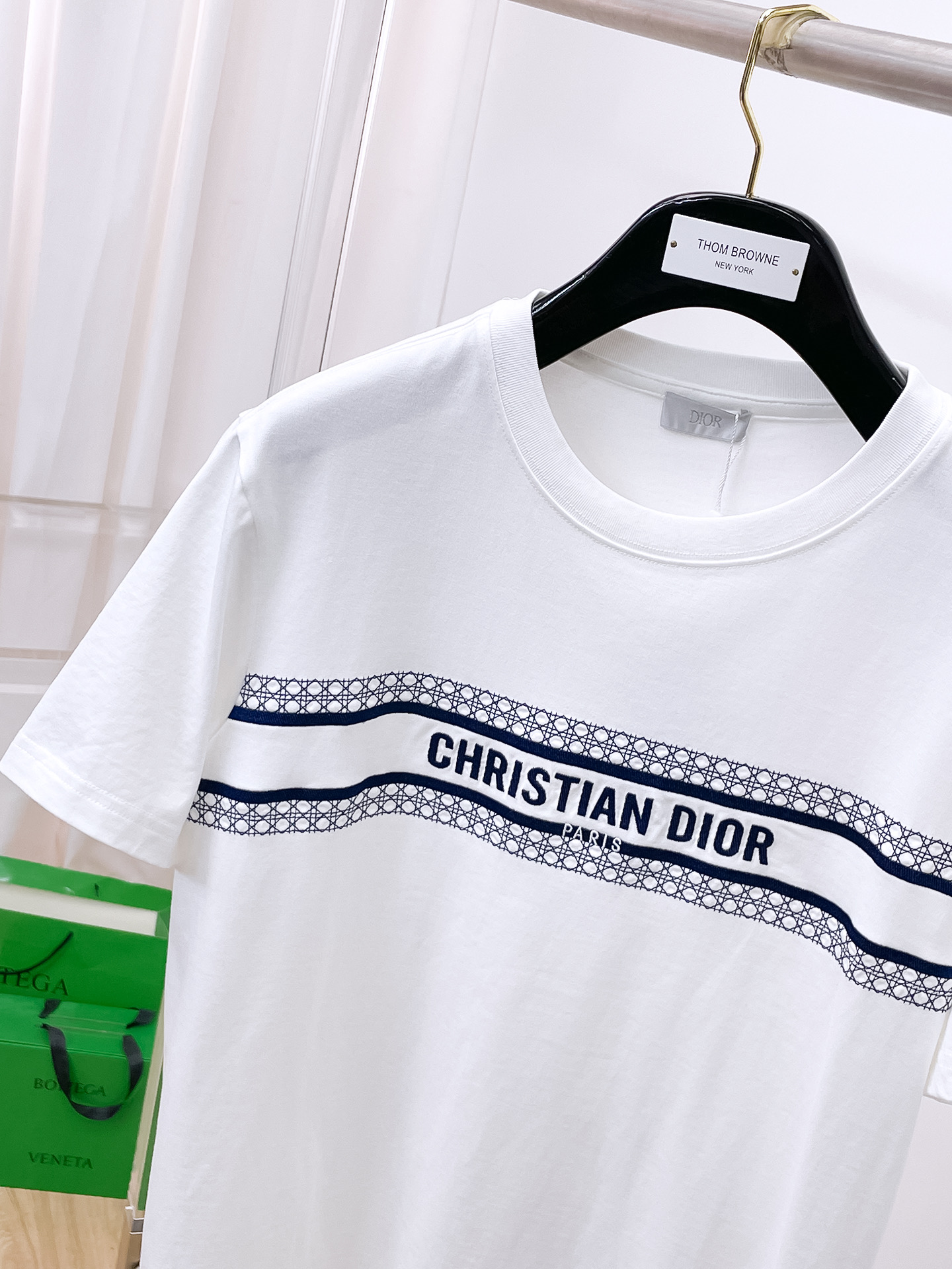    。迪奥家 2025SS新款首发专柜最新款短袖圆领T恤 高端订制 设计前卫时尚！品牌logo重工艺设