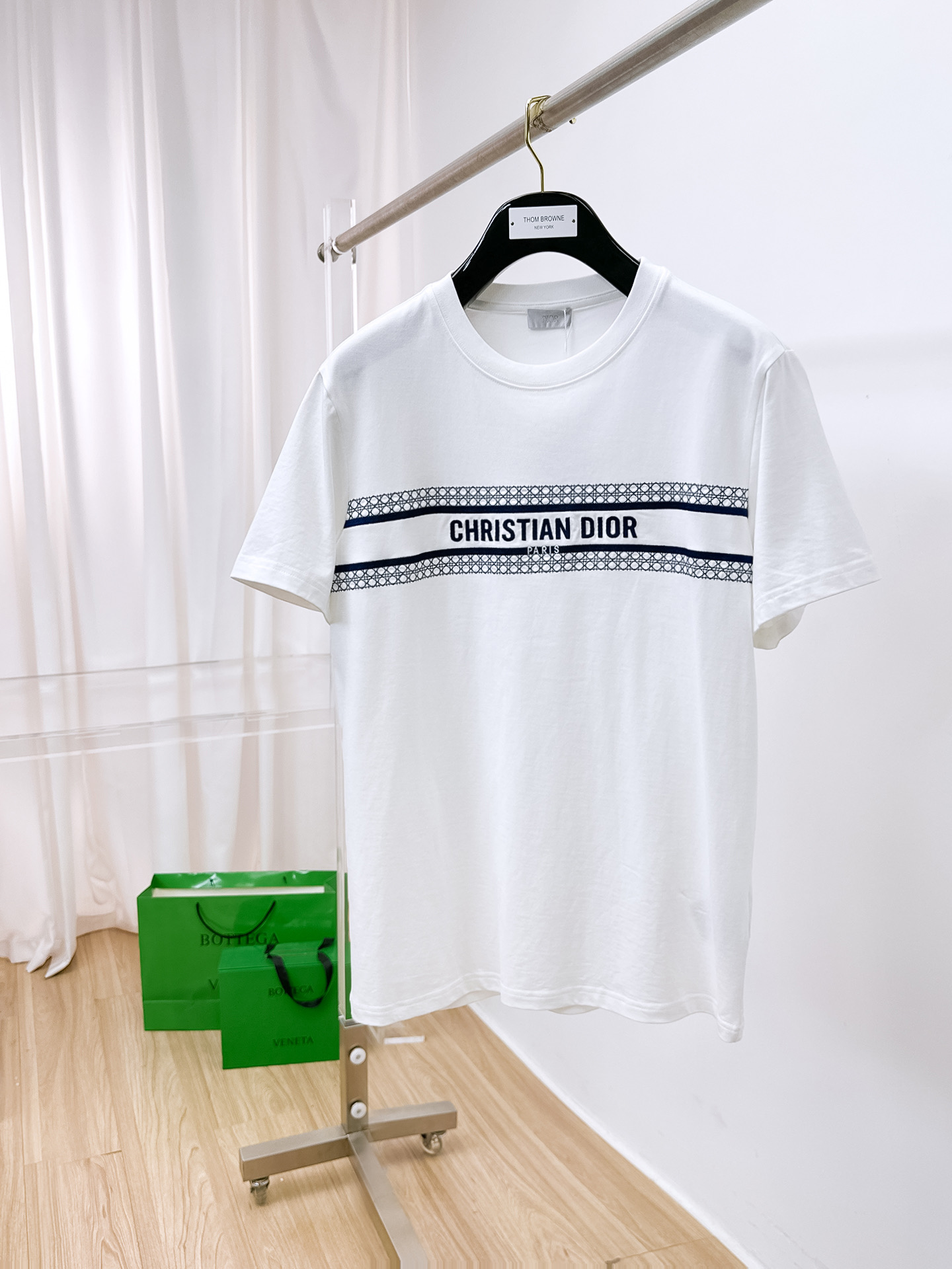 NO:413388,.Dio Home 2025SS new first-time counter latest short-sleeved round-neck T-shirt, high-end customization, avant-garde and fashionable design!  Brand logo heavy craft design, high-end customized 250g fabric, soft feel, comfortable to wear, exquisite counter-level car line, fine workmanship, invincible and handsome upper body effect!  A must-have item for handsome men!  Color black. White. S-2XL, dior, T-shirt,tees, t-shirt,alexander wang19860909.迪奥家 2025SS新款首发专柜最新款短袖圆领T恤 高端订制 设计前卫时尚！品牌logo重工艺设计 高端定制250克面料.手感柔软.穿着舒适.专柜级别精致车线.做工精细.上身效果无敌帅气！型男必备单品！颜色黑色.白色.码数S-2XL,,dior,T-shirt,tees，t-shirt,alexander wang,Men's clothing