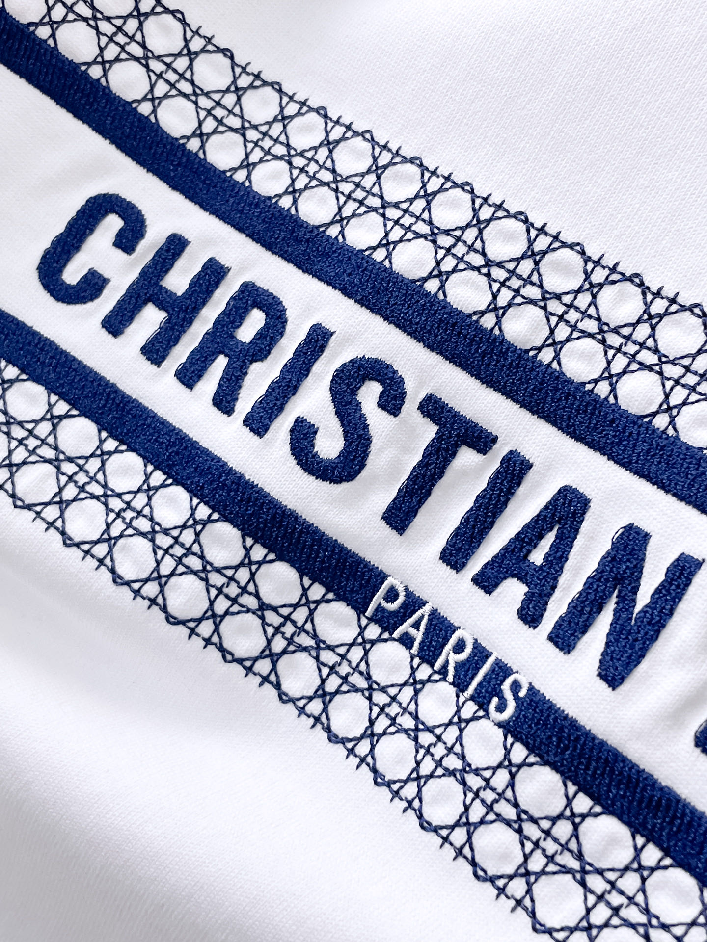    。迪奥家 2025SS新款首发专柜最新款短袖圆领T恤 高端订制 设计前卫时尚！品牌logo重工艺设