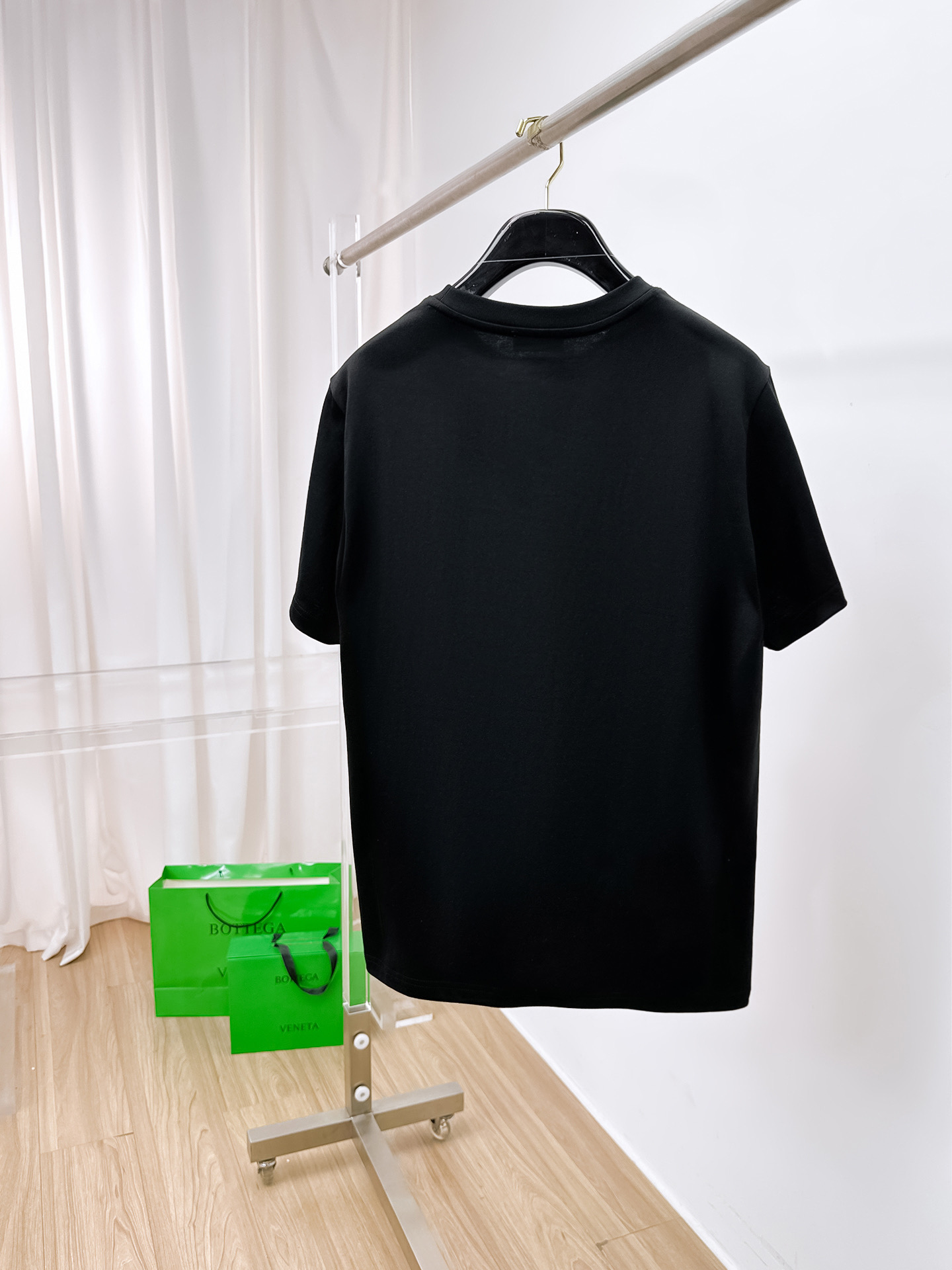    。蒙口家 2025SS新款首发专柜最新款短袖圆领T恤 高端订制 设计前卫时尚！品牌logo重工艺设