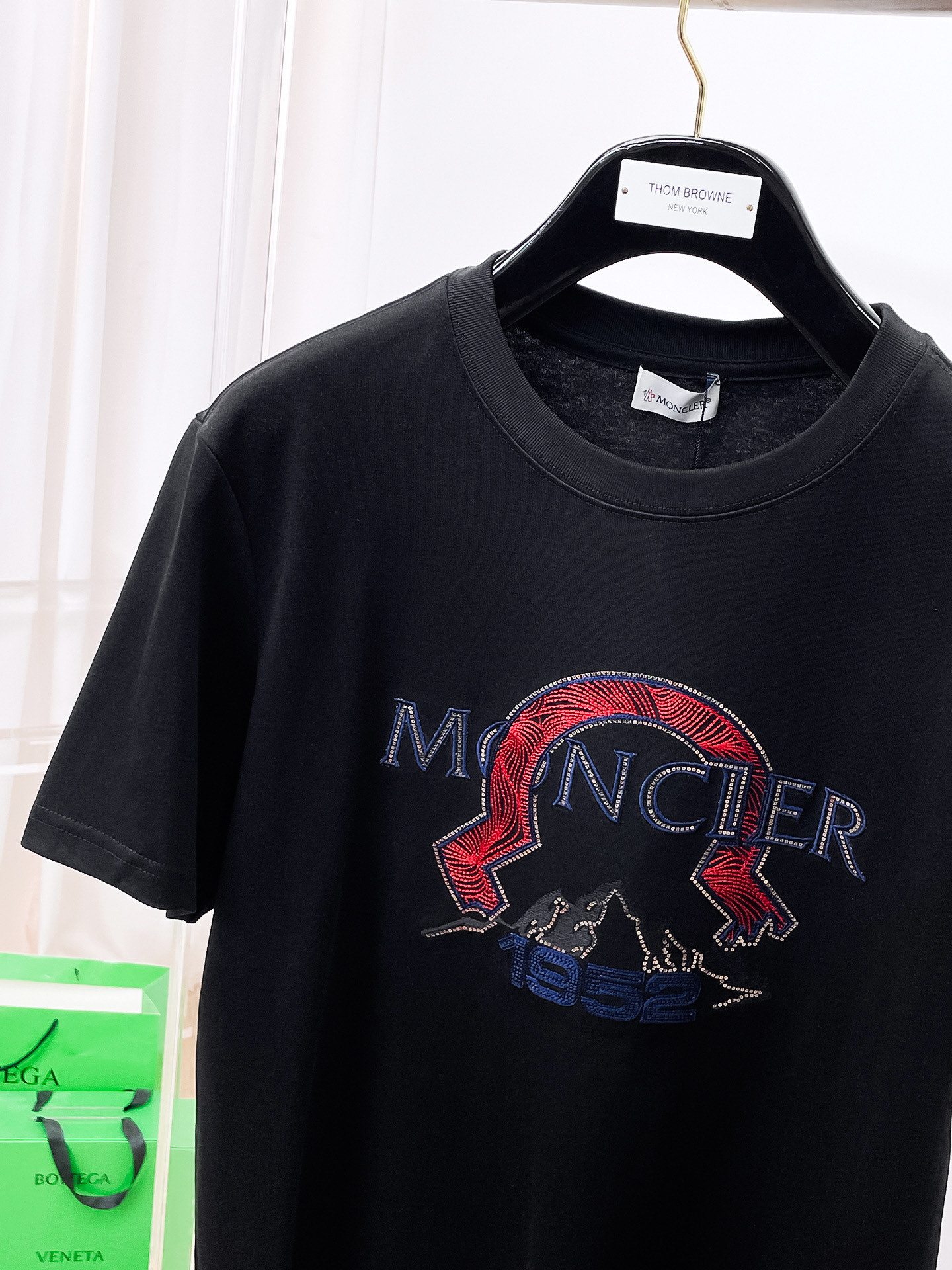    。蒙口家 2025SS新款首发专柜最新款短袖圆领T恤 高端订制 设计前卫时尚！品牌logo重工艺设