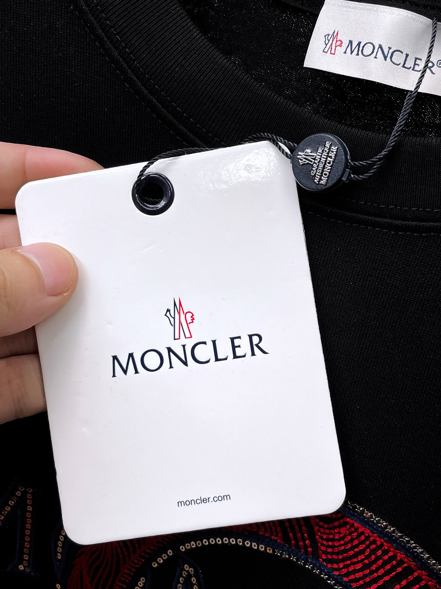    。蒙口家 2025SS新款首发专柜最新款短袖圆领T恤 高端订制 设计前卫时尚！品牌logo重工艺设