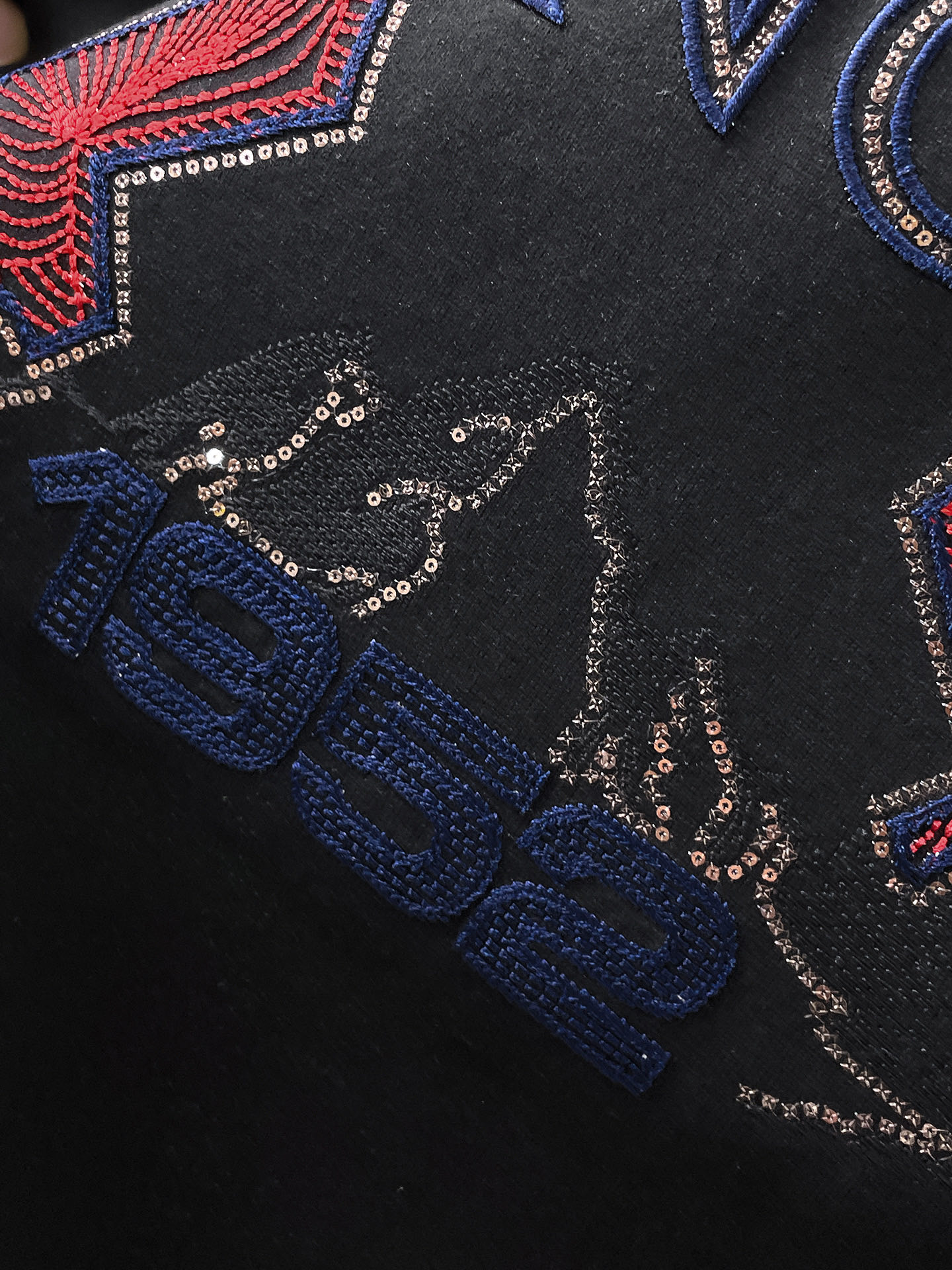    。蒙口家 2025SS新款首发专柜最新款短袖圆领T恤 高端订制 设计前卫时尚！品牌logo重工艺设