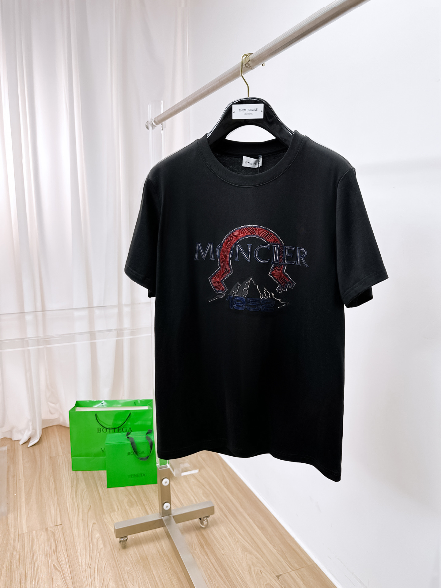    。蒙口家 2025SS新款首发专柜最新款短袖圆领T恤 高端订制 设计前卫时尚！品牌logo重工艺设