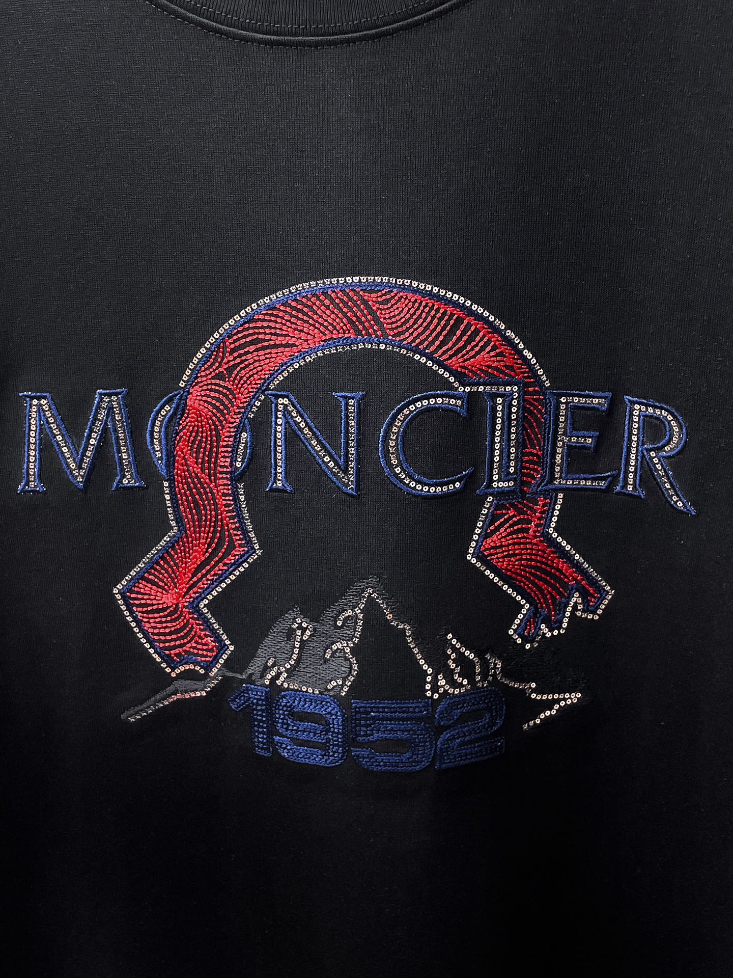    。蒙口家 2025SS新款首发专柜最新款短袖圆领T恤 高端订制 设计前卫时尚！品牌logo重工艺设