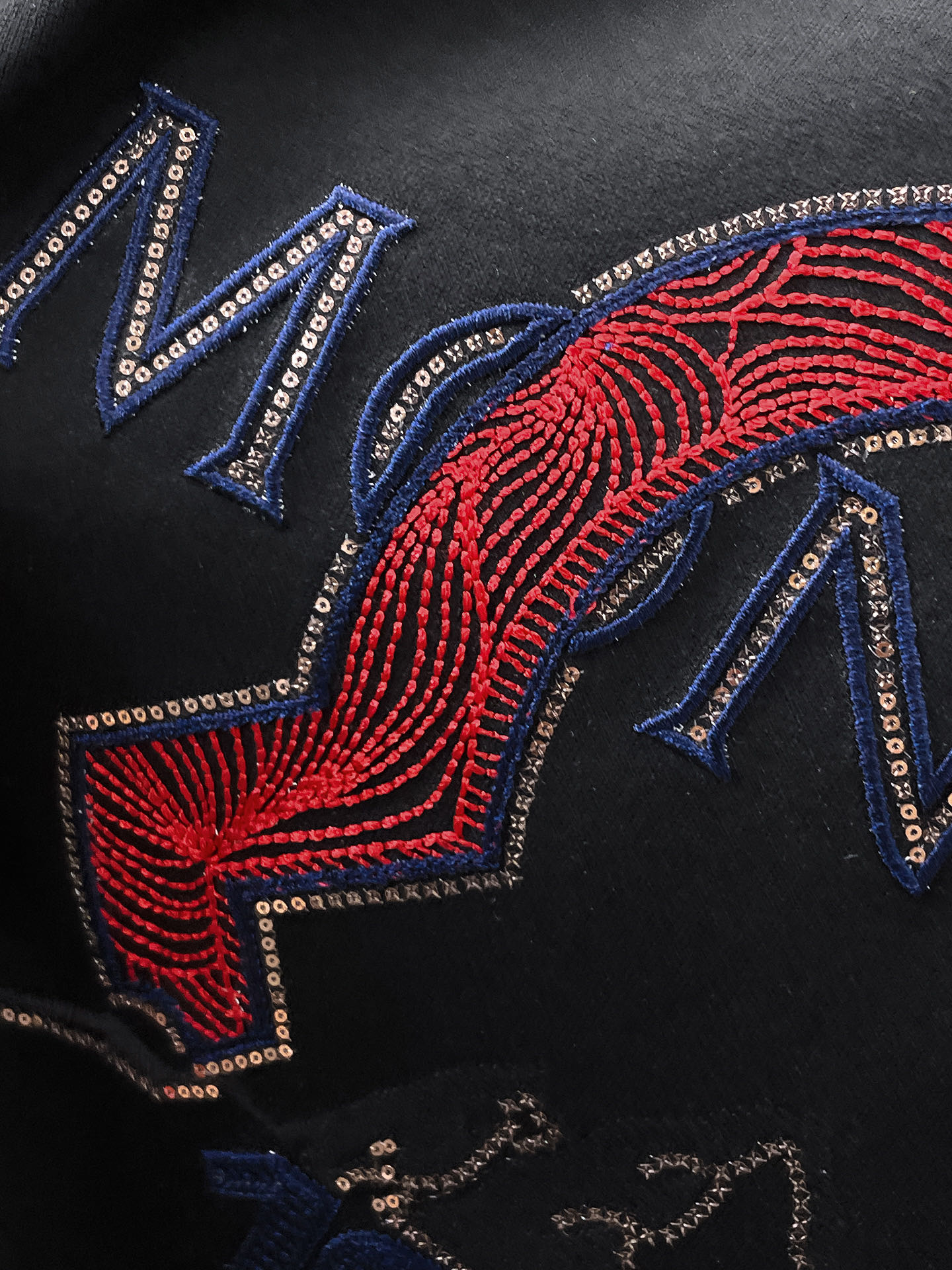    。蒙口家 2025SS新款首发专柜最新款短袖圆领T恤 高端订制 设计前卫时尚！品牌logo重工艺设