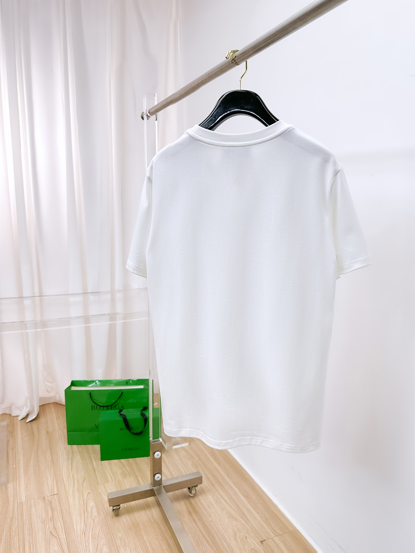    。蒙口家 2025SS新款首发专柜最新款短袖圆领T恤 高端订制 设计前卫时尚！品牌logo重工艺设