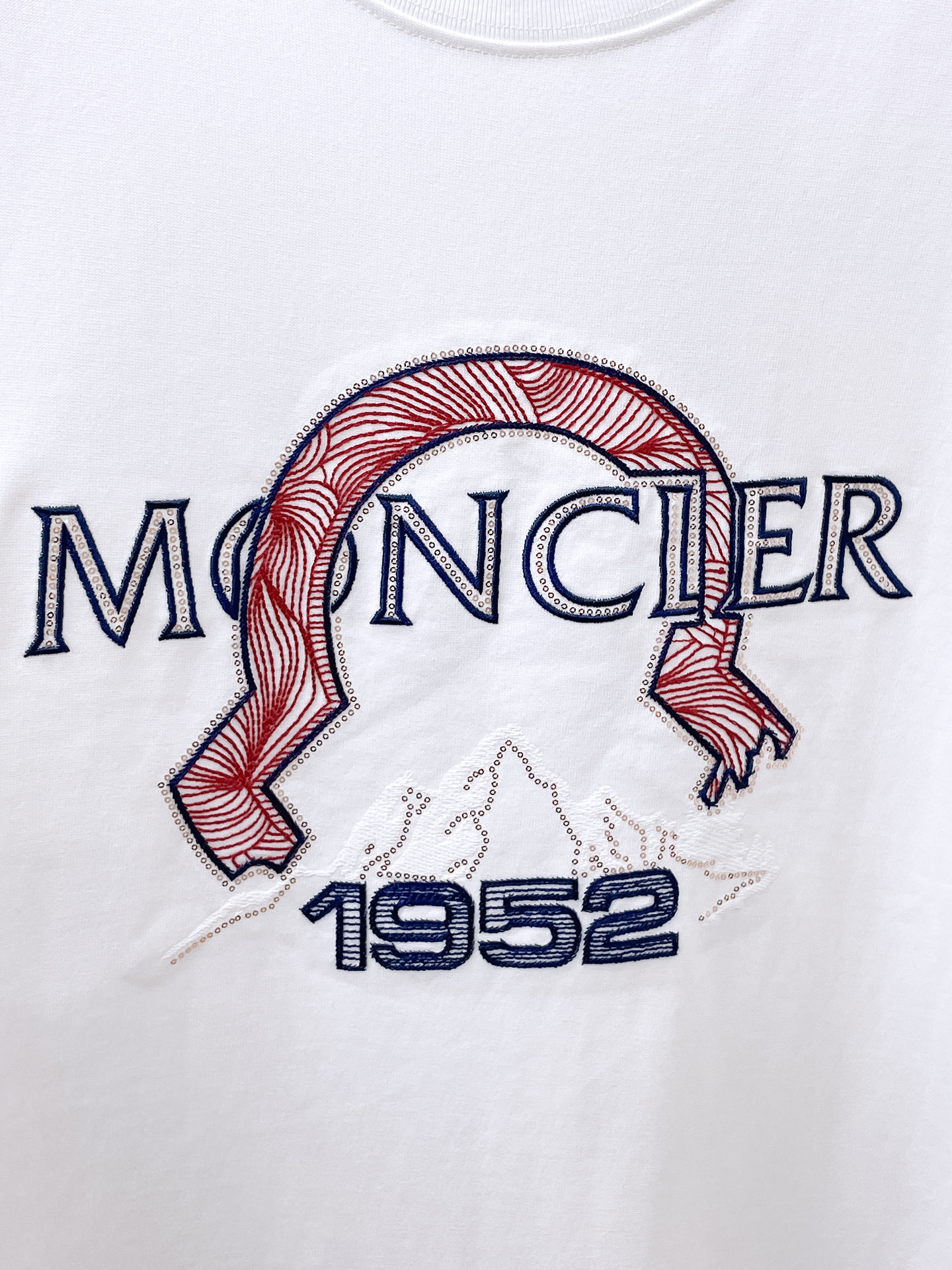    。蒙口家 2025SS新款首发专柜最新款短袖圆领T恤 高端订制 设计前卫时尚！品牌logo重工艺设