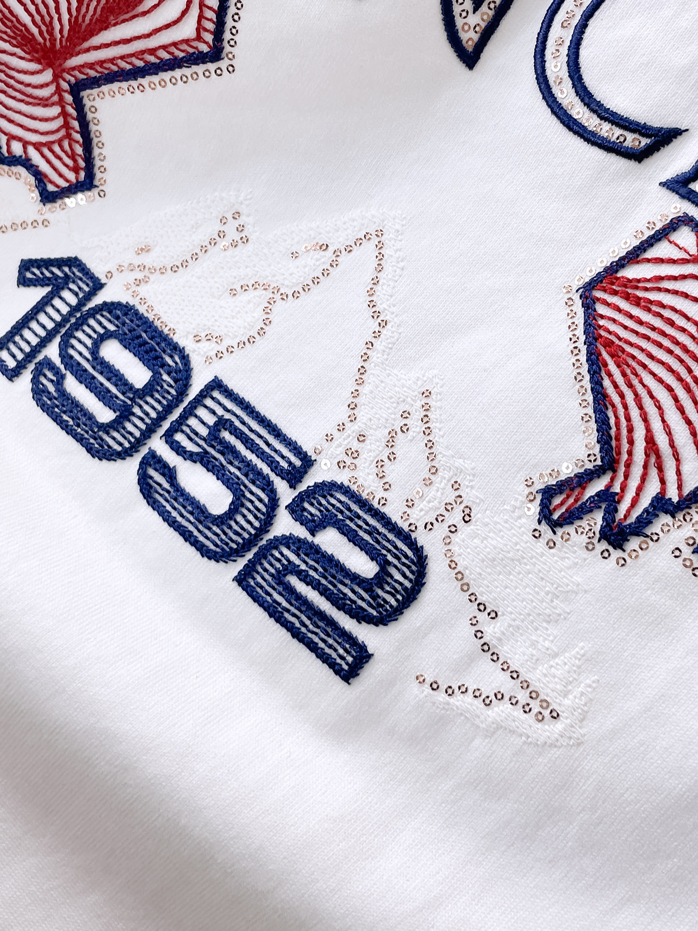    。蒙口家 2025SS新款首发专柜最新款短袖圆领T恤 高端订制 设计前卫时尚！品牌logo重工艺设