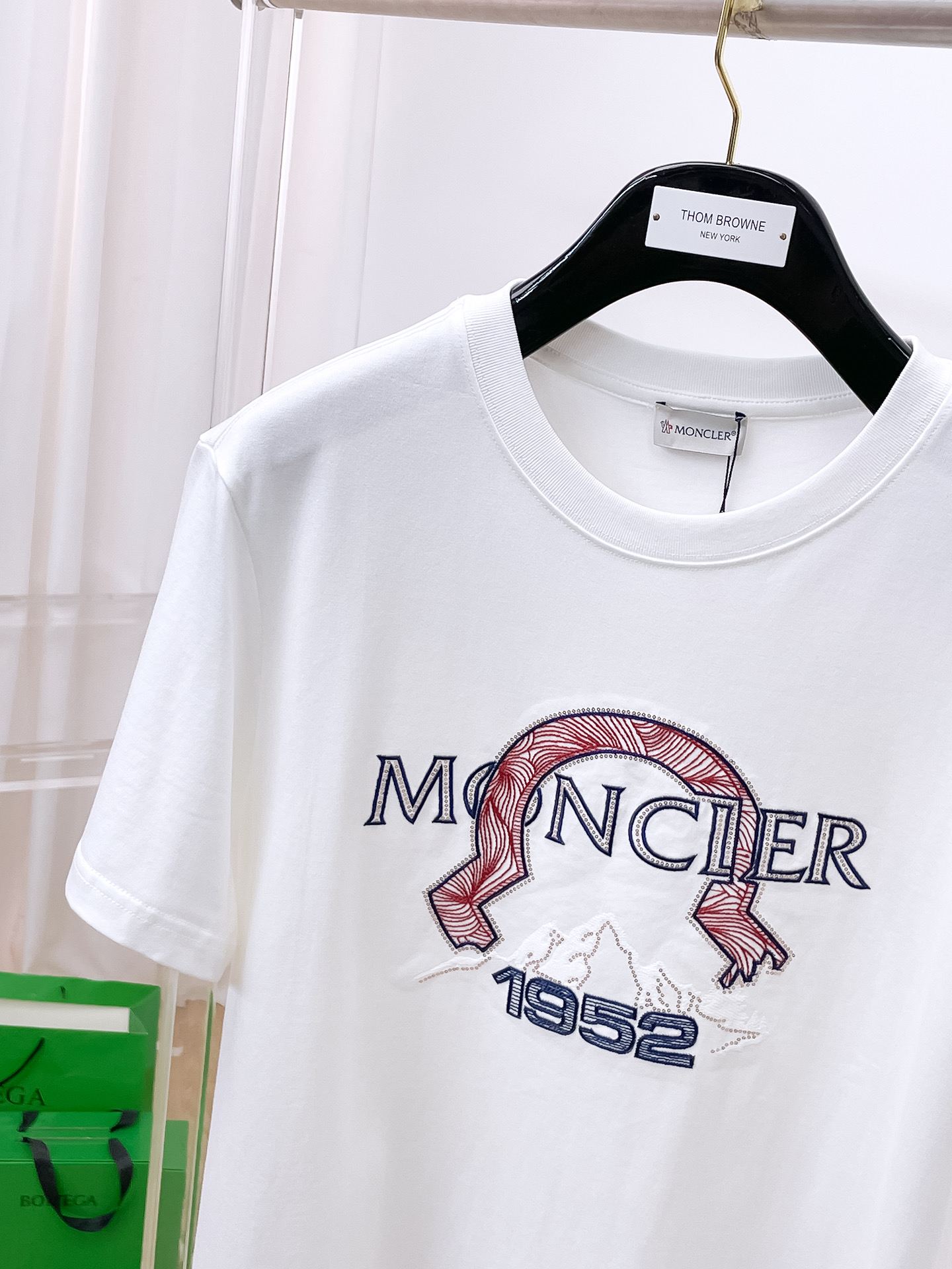    。蒙口家 2025SS新款首发专柜最新款短袖圆领T恤 高端订制 设计前卫时尚！品牌logo重工艺设