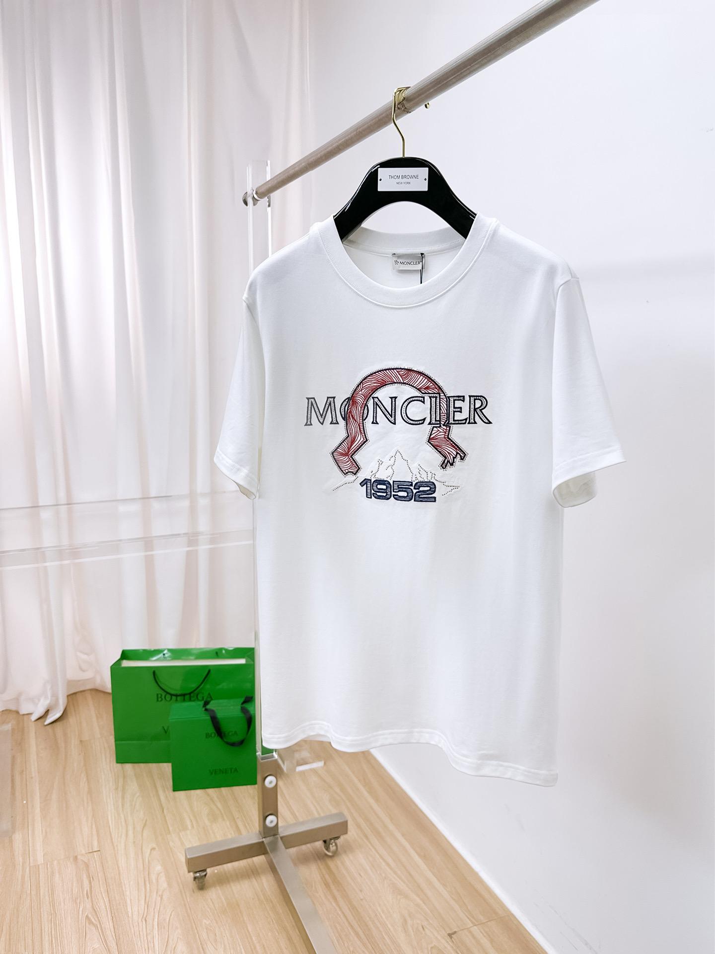 NO:413392,.Mengkoujia 2025SS new first-time counter latest short-sleeved round-neck T-shirt, high-end customization, avant-garde and fashionable design!  Brand logo heavy craft design, high-end customized 250g fabric, soft feel, comfortable to wear, exquisite counter-level car line, fine workmanship, invincible and handsome upper body effect!  A must-have item for handsome men!  Color black. White. S-2XL, Moncler, T-shirt,tees, t-shirt,alexander wang19860909.蒙口家 2025SS新款首发专柜最新款短袖圆领T恤 高端订制 设计前卫时尚！品牌logo重工艺设计 高端定制250克面料.手感柔软.穿着舒适.专柜级别精致车线.做工精细.上身效果无敌帅气！型男必备单品！颜色黑色.白色.码数S-2XL,,Moncler,T-shirt,tees，t-shirt,alexander wang,Men's clothing