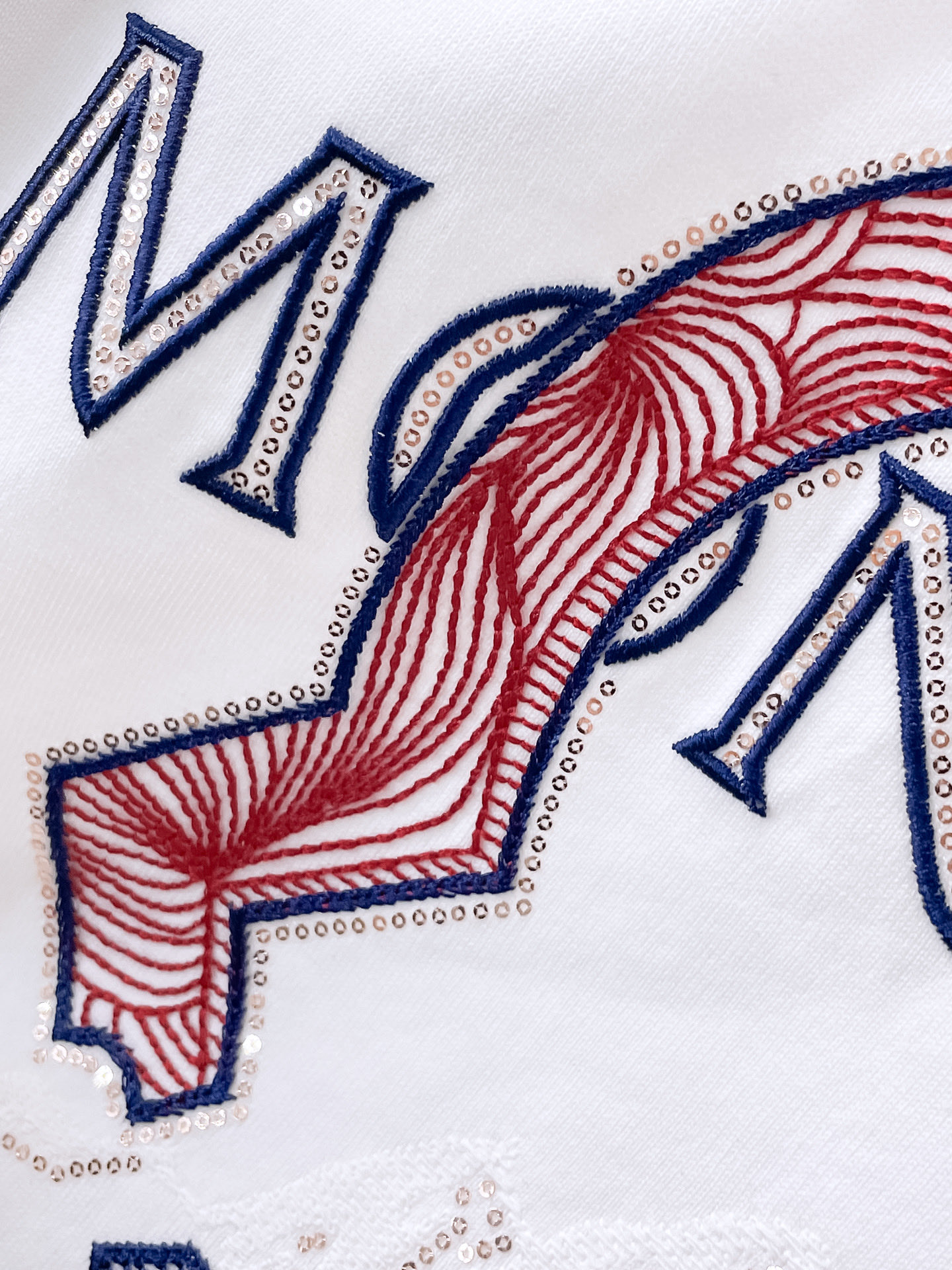    。蒙口家 2025SS新款首发专柜最新款短袖圆领T恤 高端订制 设计前卫时尚！品牌logo重工艺设