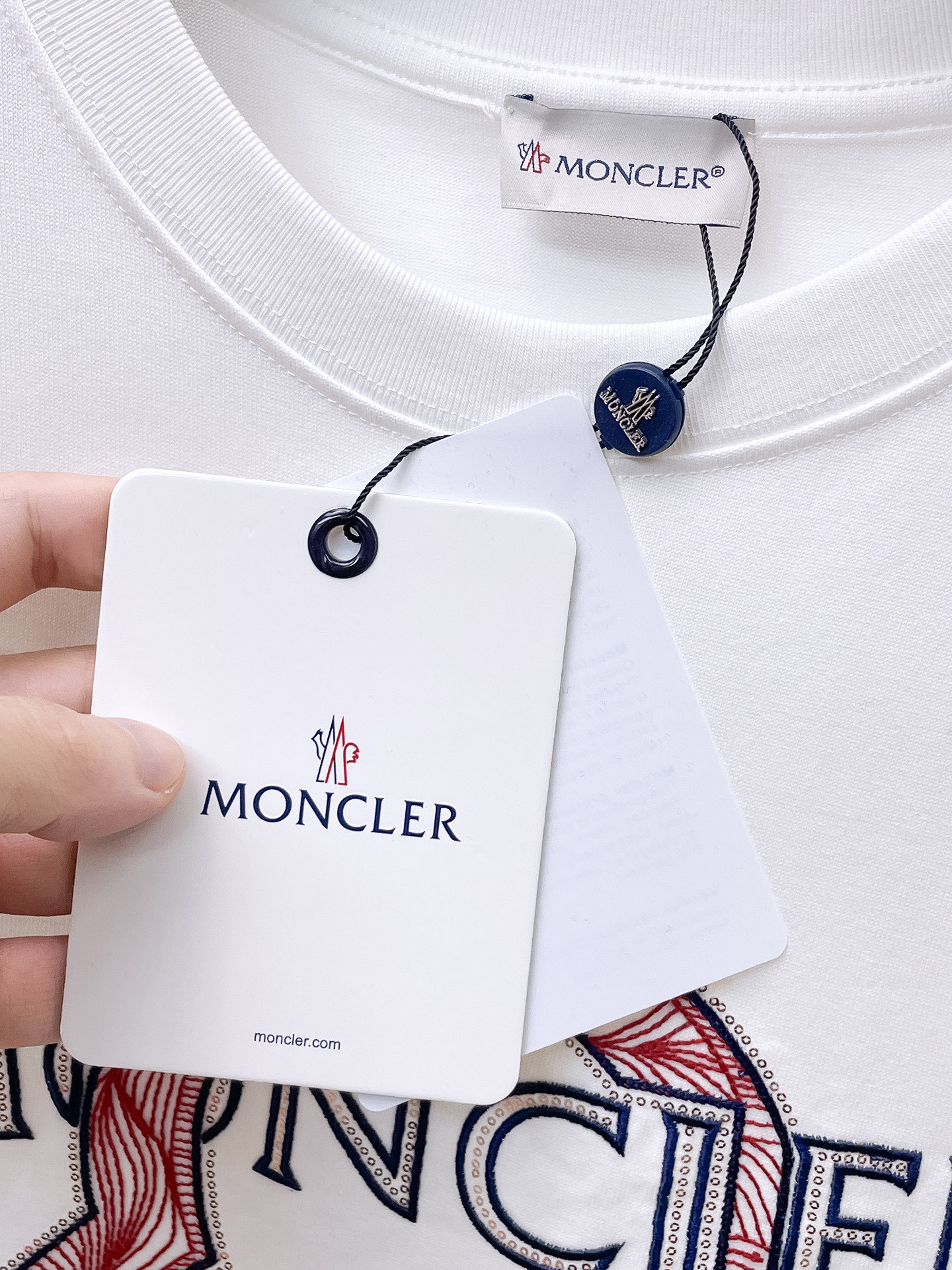    。蒙口家 2025SS新款首发专柜最新款短袖圆领T恤 高端订制 设计前卫时尚！品牌logo重工艺设