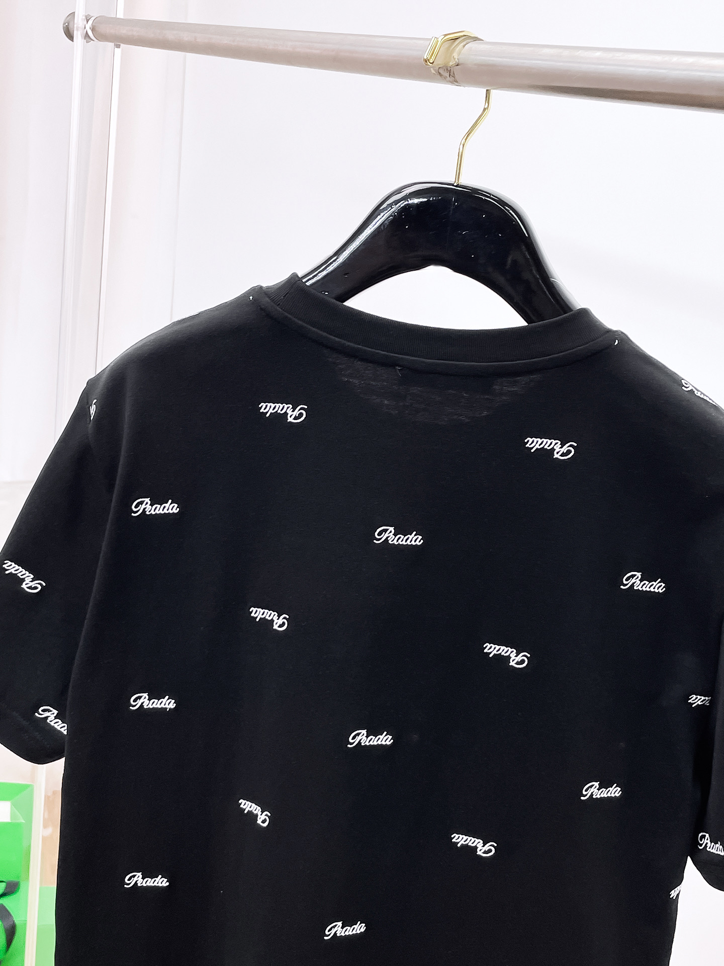    。普拉达家 2025SS新款首发专柜最新款短袖圆领T恤 高端订制 设计前卫时尚！品牌logo重工艺