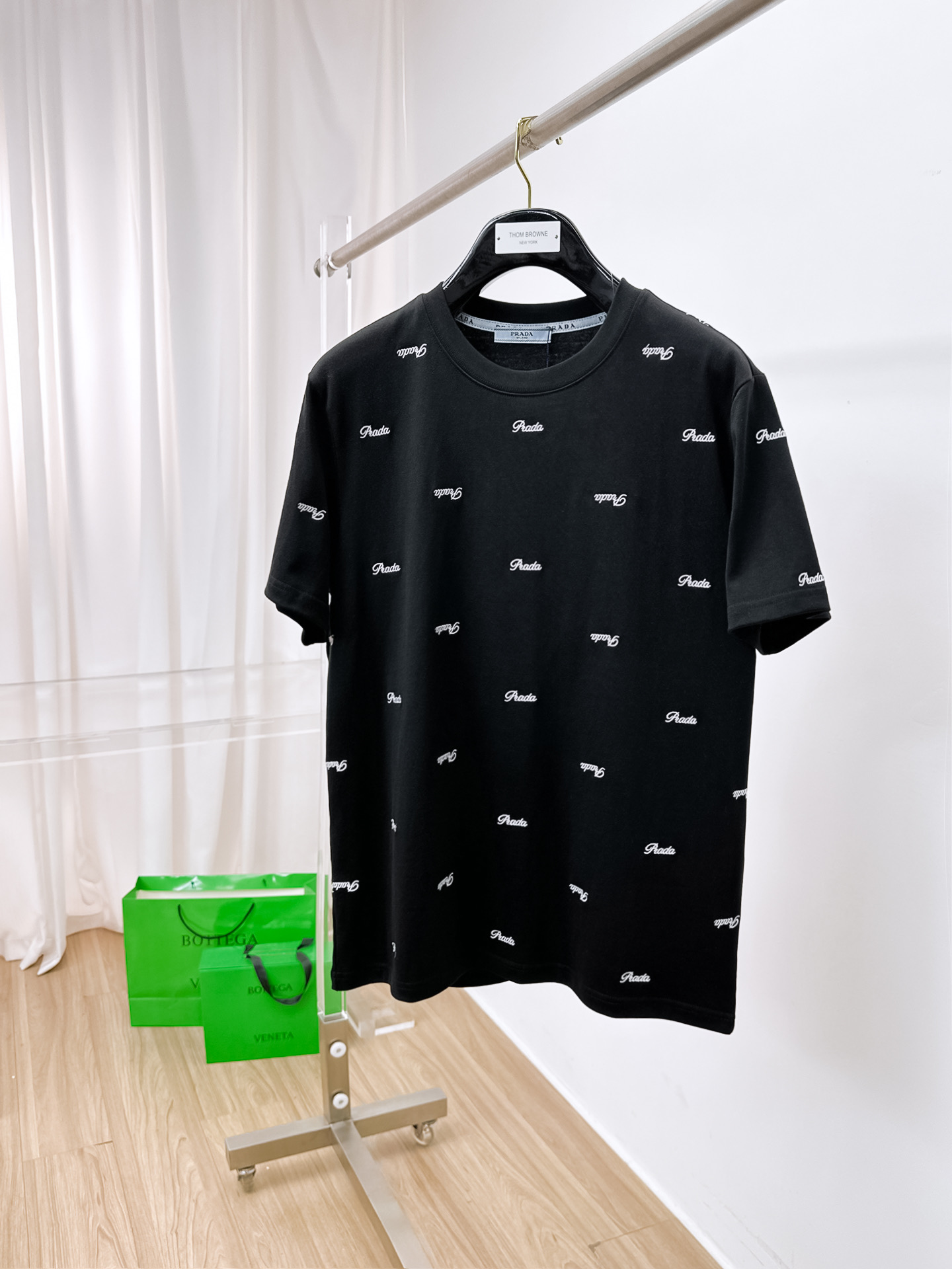    。普拉达家 2025SS新款首发专柜最新款短袖圆领T恤 高端订制 设计前卫时尚！品牌logo重工艺