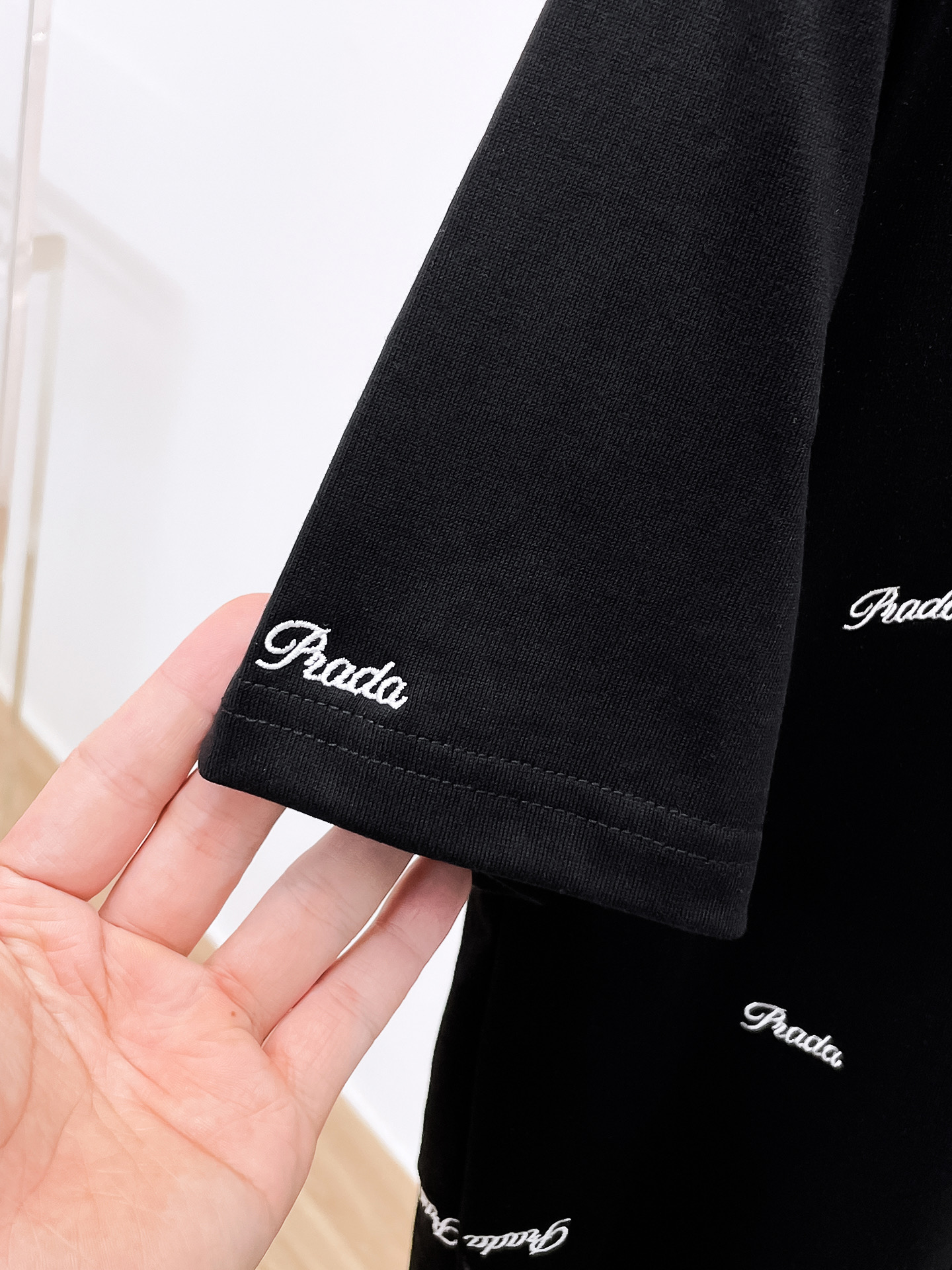    。普拉达家 2025SS新款首发专柜最新款短袖圆领T恤 高端订制 设计前卫时尚！品牌logo重工艺