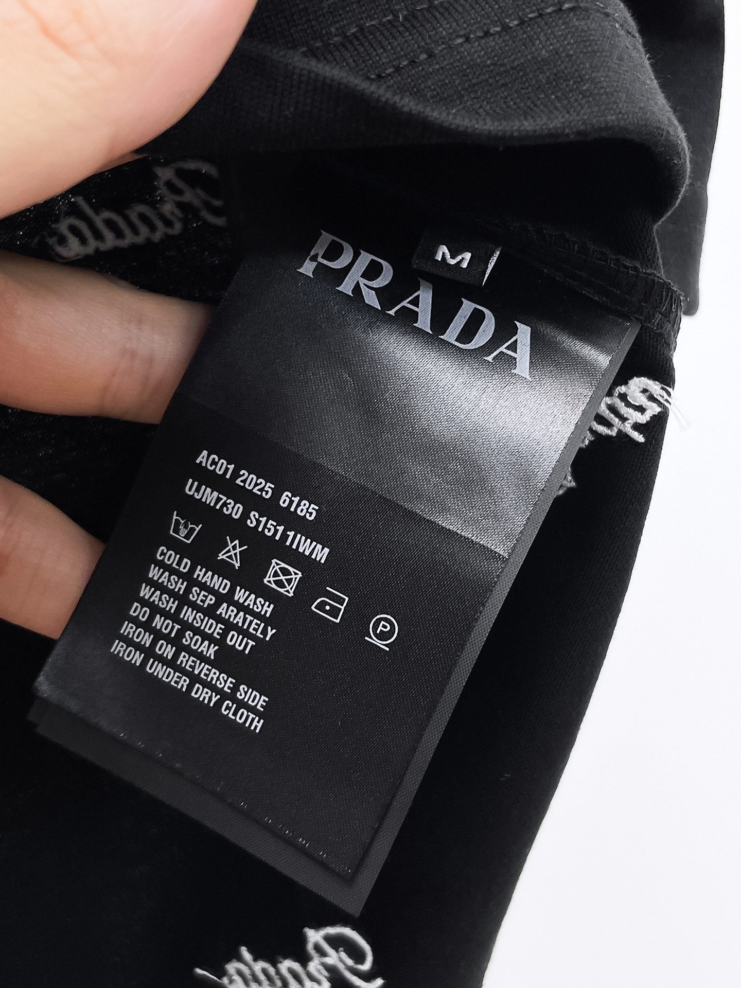    。普拉达家 2025SS新款首发专柜最新款短袖圆领T恤 高端订制 设计前卫时尚！品牌logo重工艺