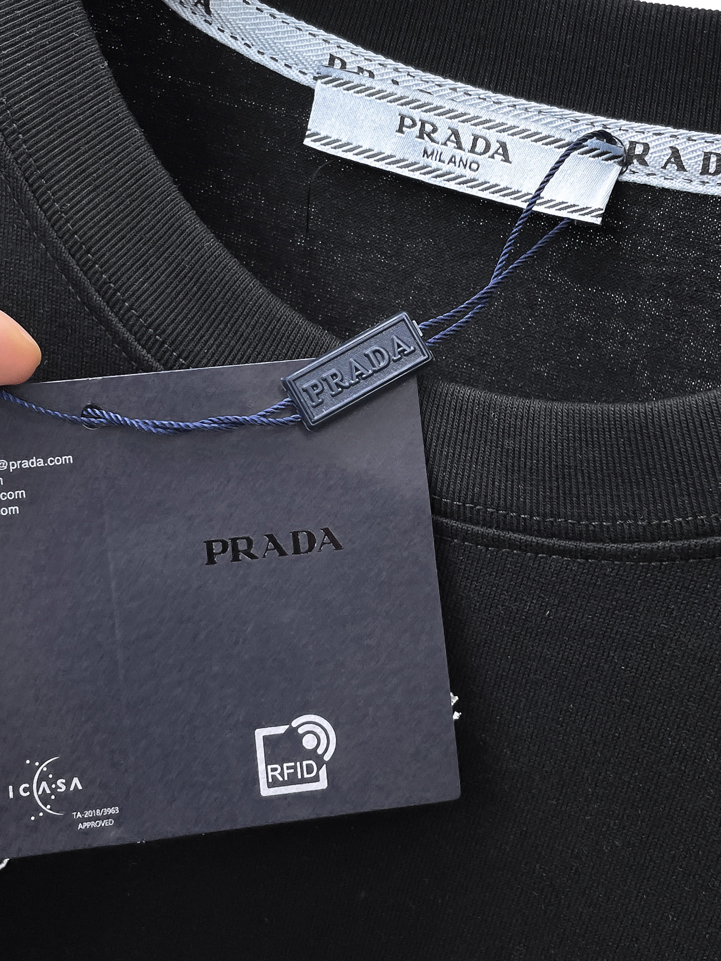    。普拉达家 2025SS新款首发专柜最新款短袖圆领T恤 高端订制 设计前卫时尚！品牌logo重工艺