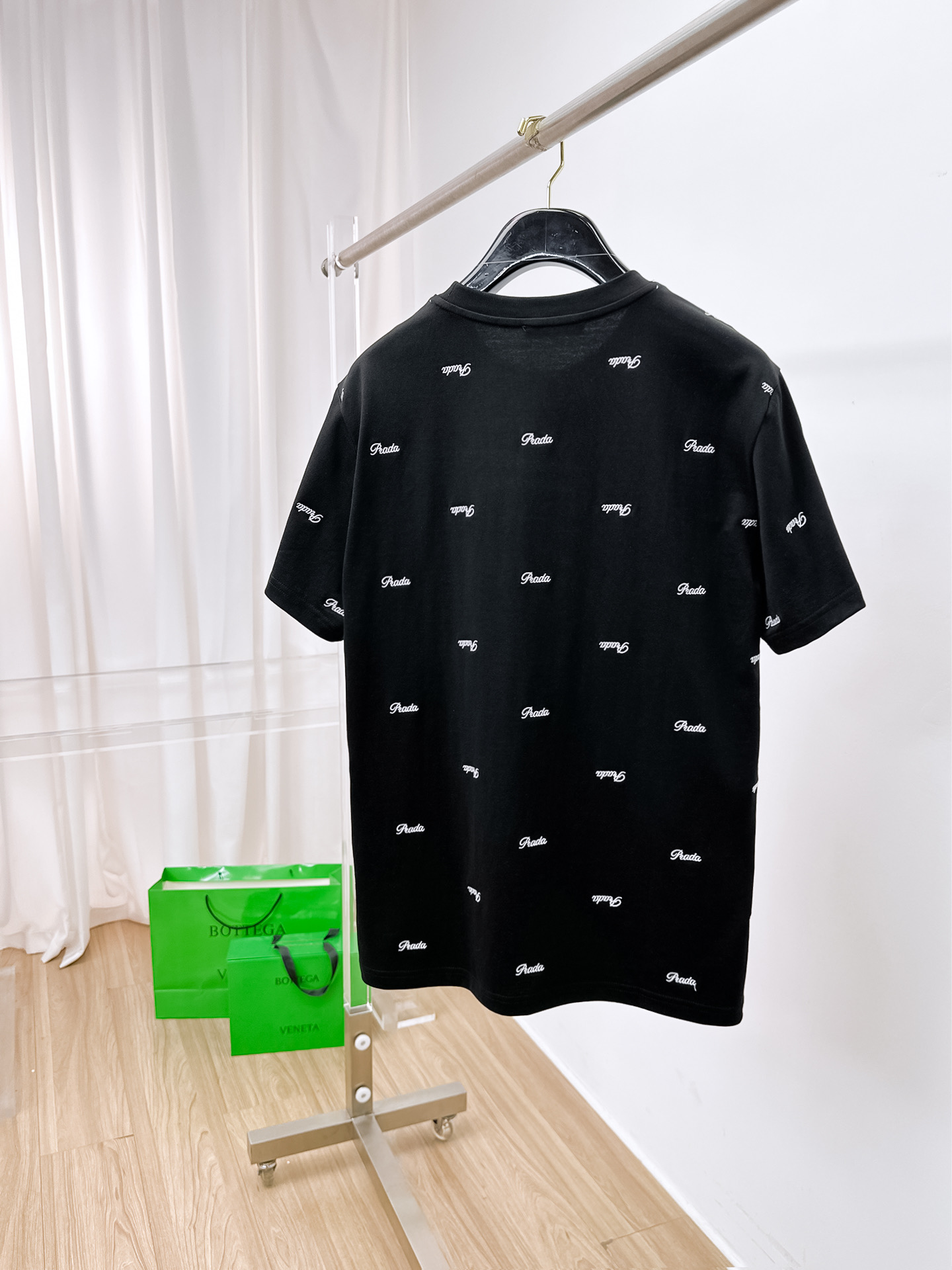    。普拉达家 2025SS新款首发专柜最新款短袖圆领T恤 高端订制 设计前卫时尚！品牌logo重工艺