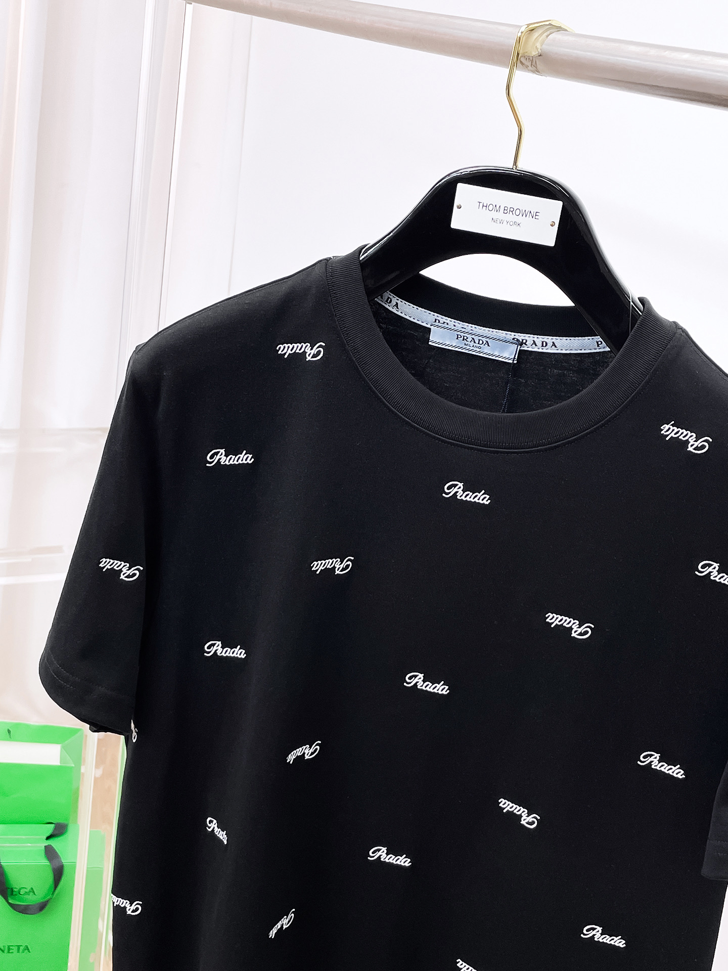    。普拉达家 2025SS新款首发专柜最新款短袖圆领T恤 高端订制 设计前卫时尚！品牌logo重工艺
