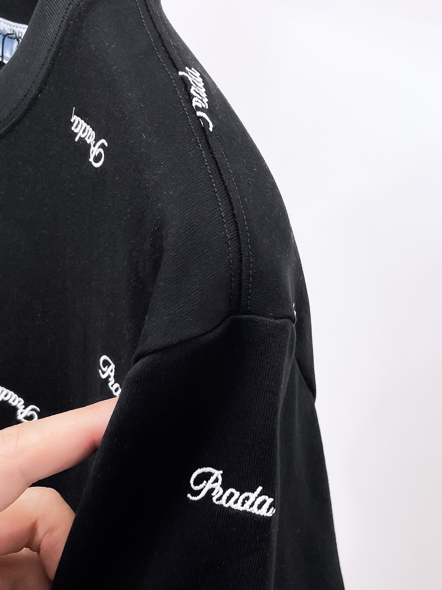    。普拉达家 2025SS新款首发专柜最新款短袖圆领T恤 高端订制 设计前卫时尚！品牌logo重工艺