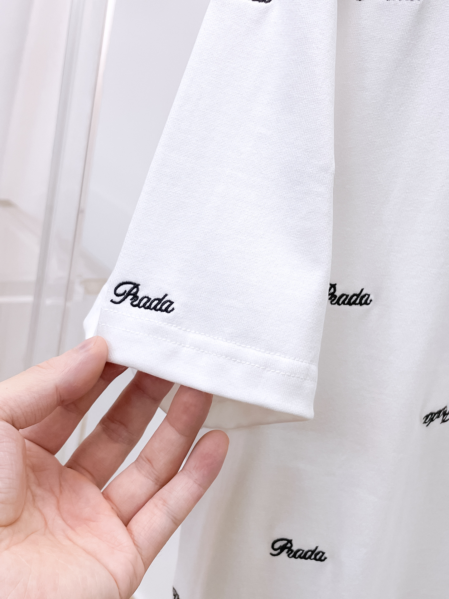    。普拉达家 2025SS新款首发专柜最新款短袖圆领T恤 高端订制 设计前卫时尚！品牌logo重工艺