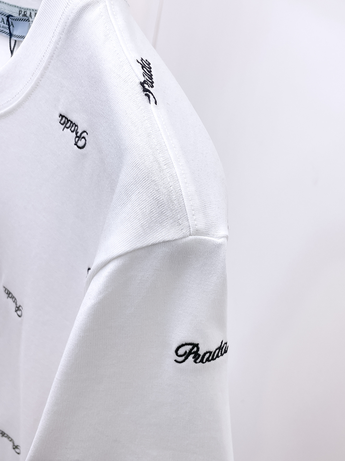    。普拉达家 2025SS新款首发专柜最新款短袖圆领T恤 高端订制 设计前卫时尚！品牌logo重工艺