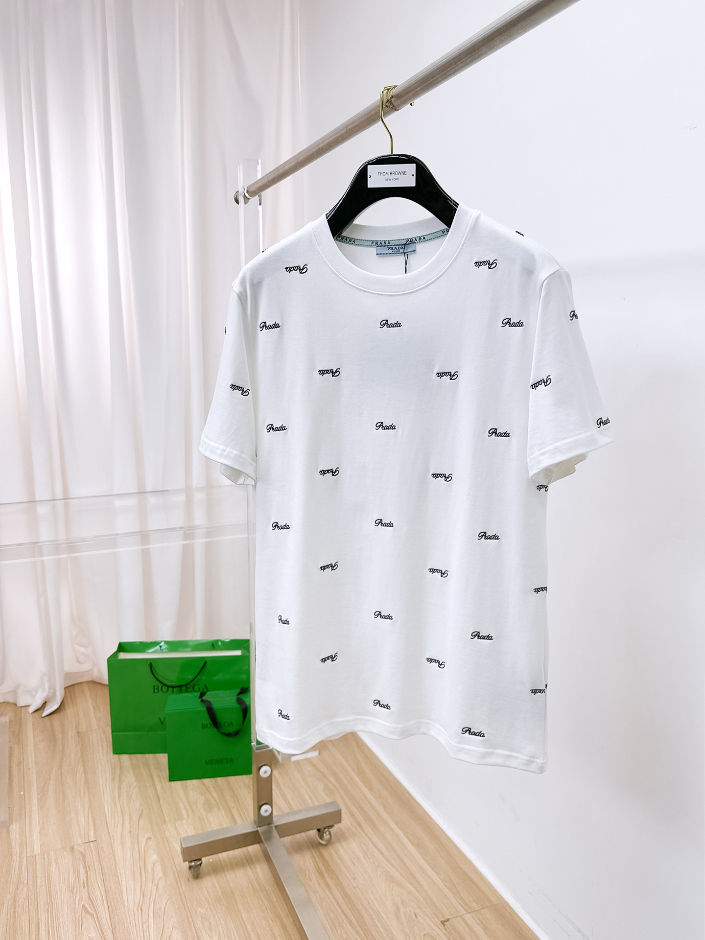 NO:413414,.Prada Home 2025SS new first-time counter latest short-sleeved round-neck T-shirt, high-end customization, avant-garde and fashionable design!  Brand logo heavy craft design, high-end customized 250g fabric, soft feel, comfortable to wear, exquisite counter-level car line, fine workmanship, invincible and handsome upper body effect!  A must-have item for handsome men!  Color black. White. S-2XL, prada, T-shirt,tees, t-shirt,alexander wang19860909.普拉达家 2025SS新款首发专柜最新款短袖圆领T恤 高端订制 设计前卫时尚！品牌logo重工艺设计 高端定制250克面料.手感柔软.穿着舒适.专柜级别精致车线.做工精细.上身效果无敌帅气！型男必备单品！颜色黑色.白色.码数S-2XL,,prada,T-shirt,tees，t-shirt,alexander wang,Men's clothing