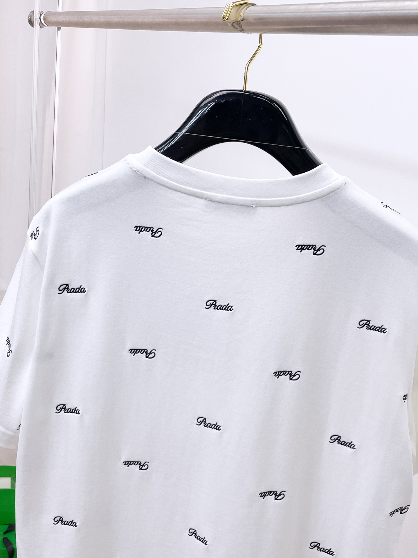    。普拉达家 2025SS新款首发专柜最新款短袖圆领T恤 高端订制 设计前卫时尚！品牌logo重工艺
