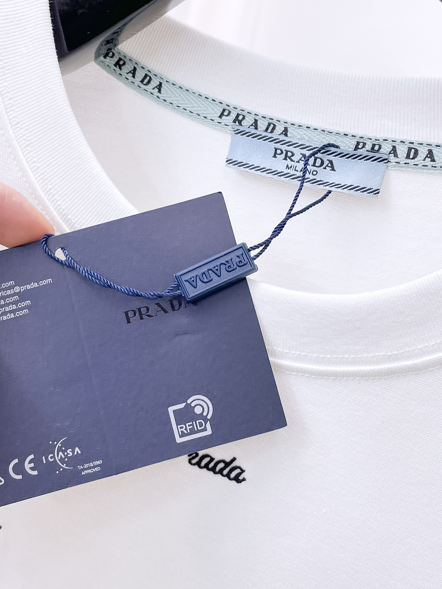    。普拉达家 2025SS新款首发专柜最新款短袖圆领T恤 高端订制 设计前卫时尚！品牌logo重工艺