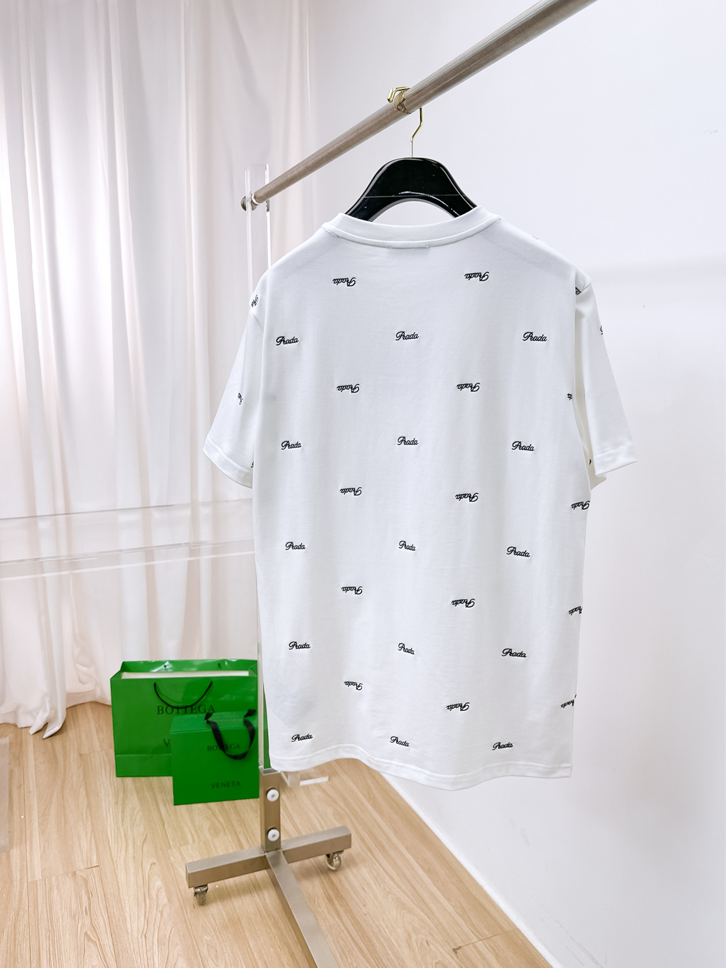    。普拉达家 2025SS新款首发专柜最新款短袖圆领T恤 高端订制 设计前卫时尚！品牌logo重工艺