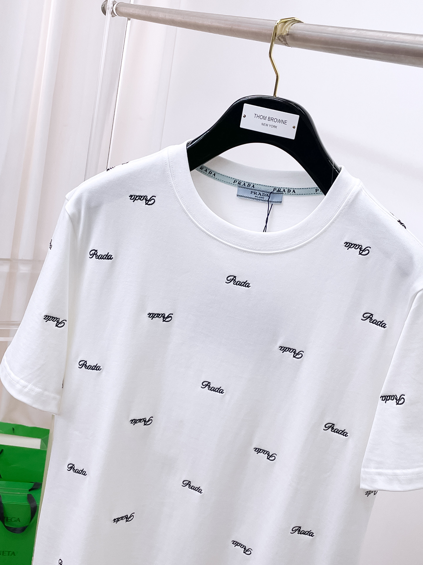    。普拉达家 2025SS新款首发专柜最新款短袖圆领T恤 高端订制 设计前卫时尚！品牌logo重工艺