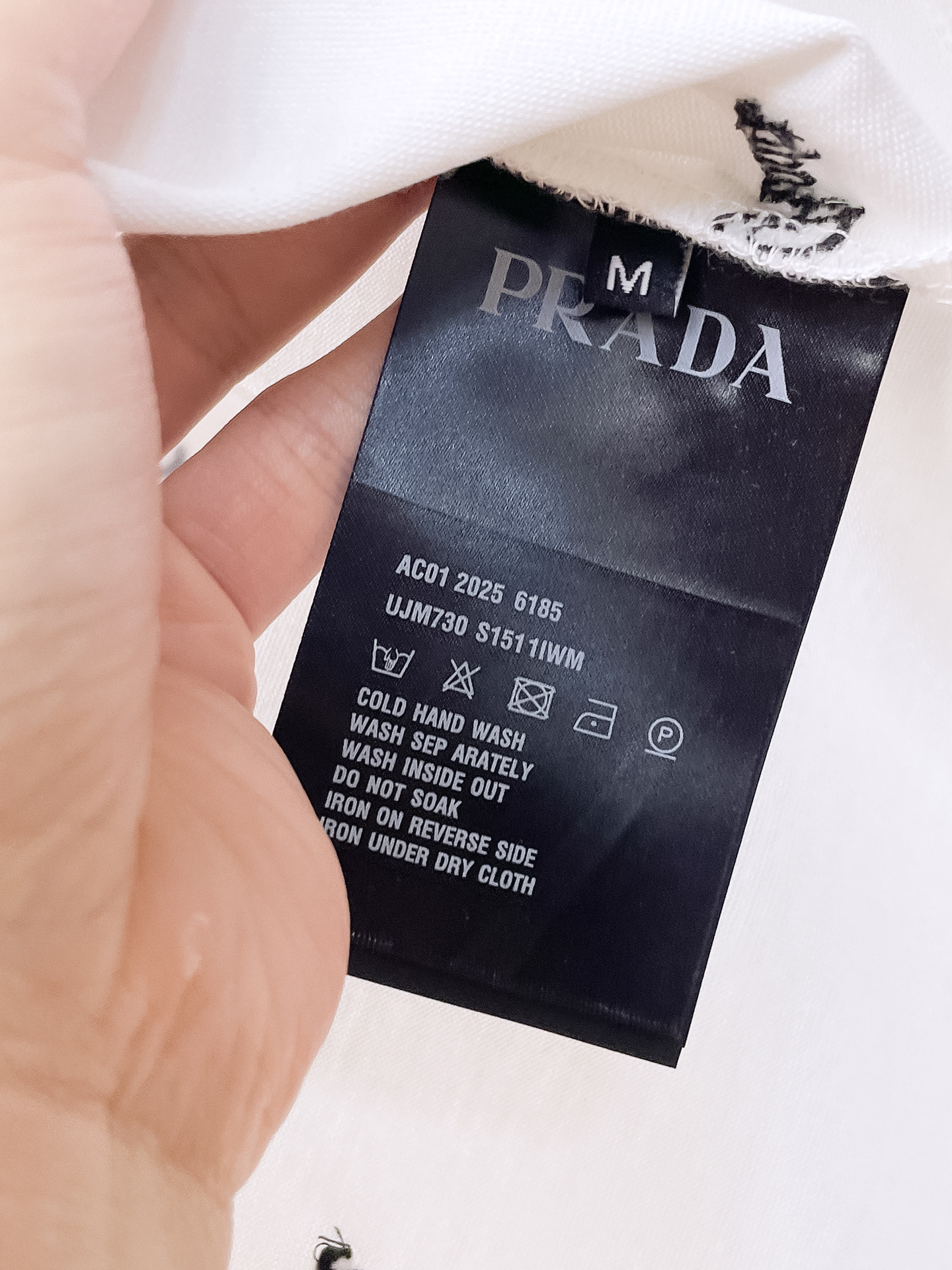    。普拉达家 2025SS新款首发专柜最新款短袖圆领T恤 高端订制 设计前卫时尚！品牌logo重工艺