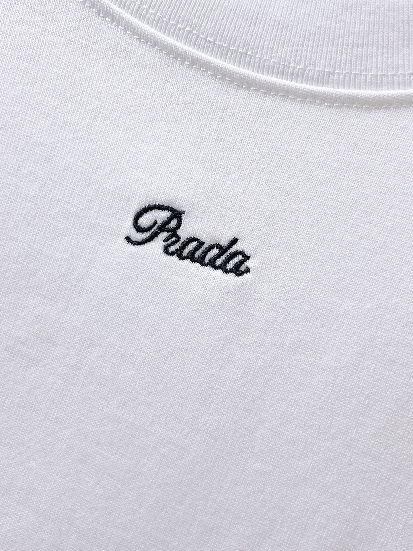    。普拉达家 2025SS新款首发专柜最新款短袖圆领T恤 高端订制 设计前卫时尚！品牌logo重工艺