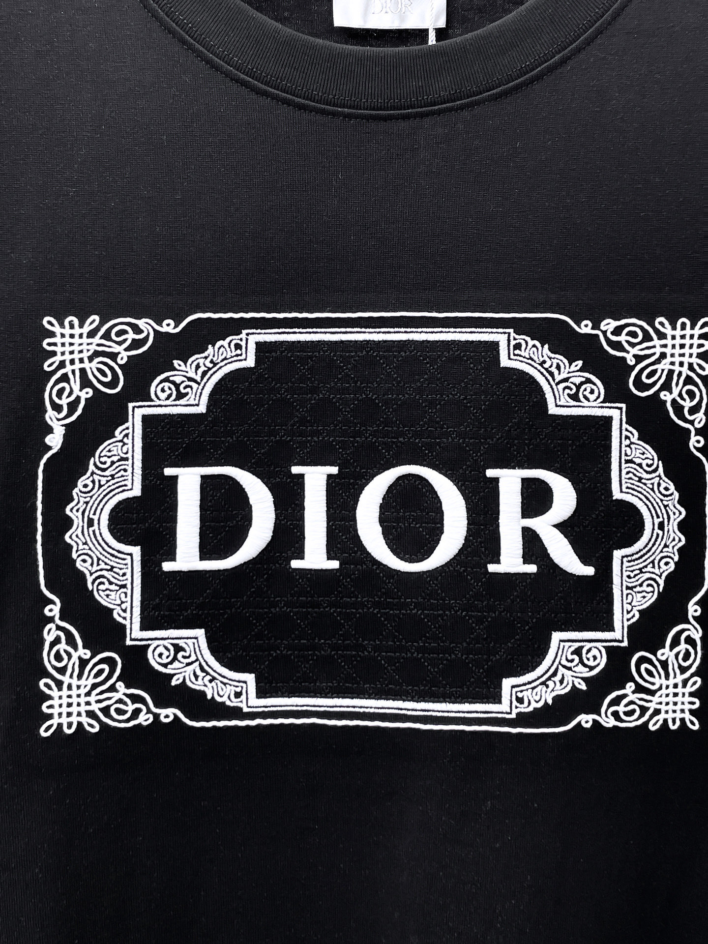    。迪奥家 2025SS新款首发专柜最新款短袖圆领T恤 高端订制 设计前卫时尚！品牌logo重工艺设