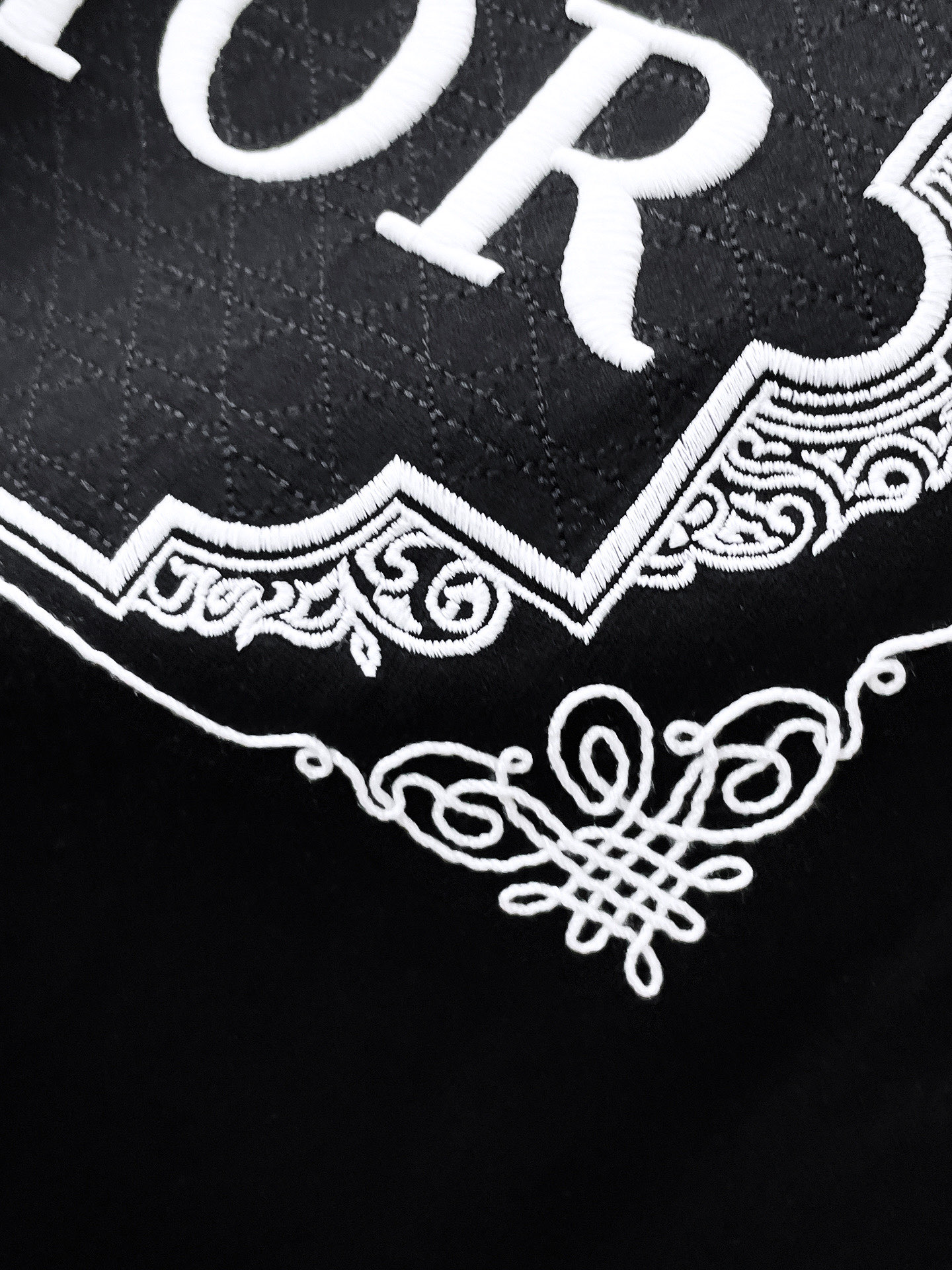    。迪奥家 2025SS新款首发专柜最新款短袖圆领T恤 高端订制 设计前卫时尚！品牌logo重工艺设