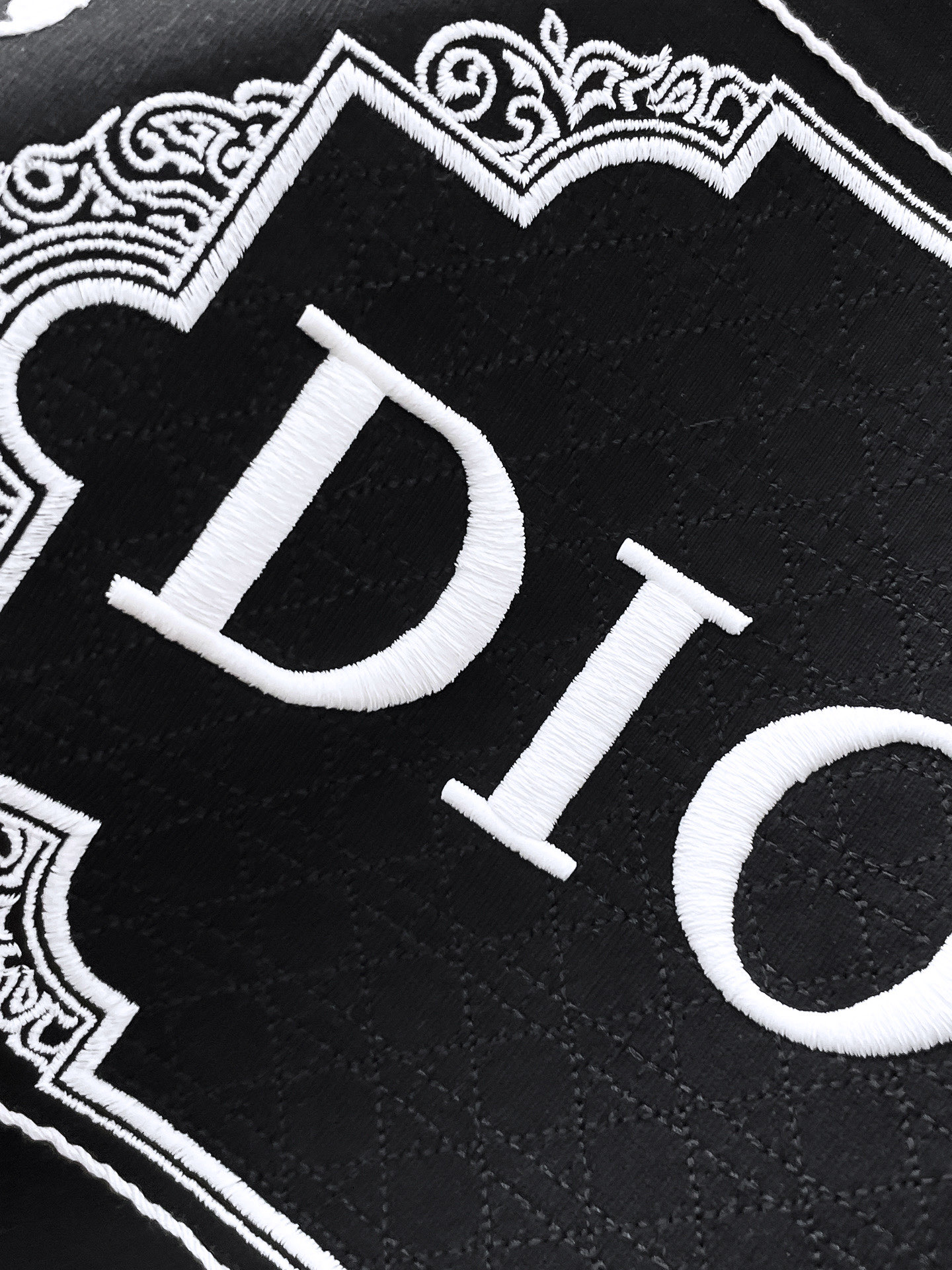    。迪奥家 2025SS新款首发专柜最新款短袖圆领T恤 高端订制 设计前卫时尚！品牌logo重工艺设