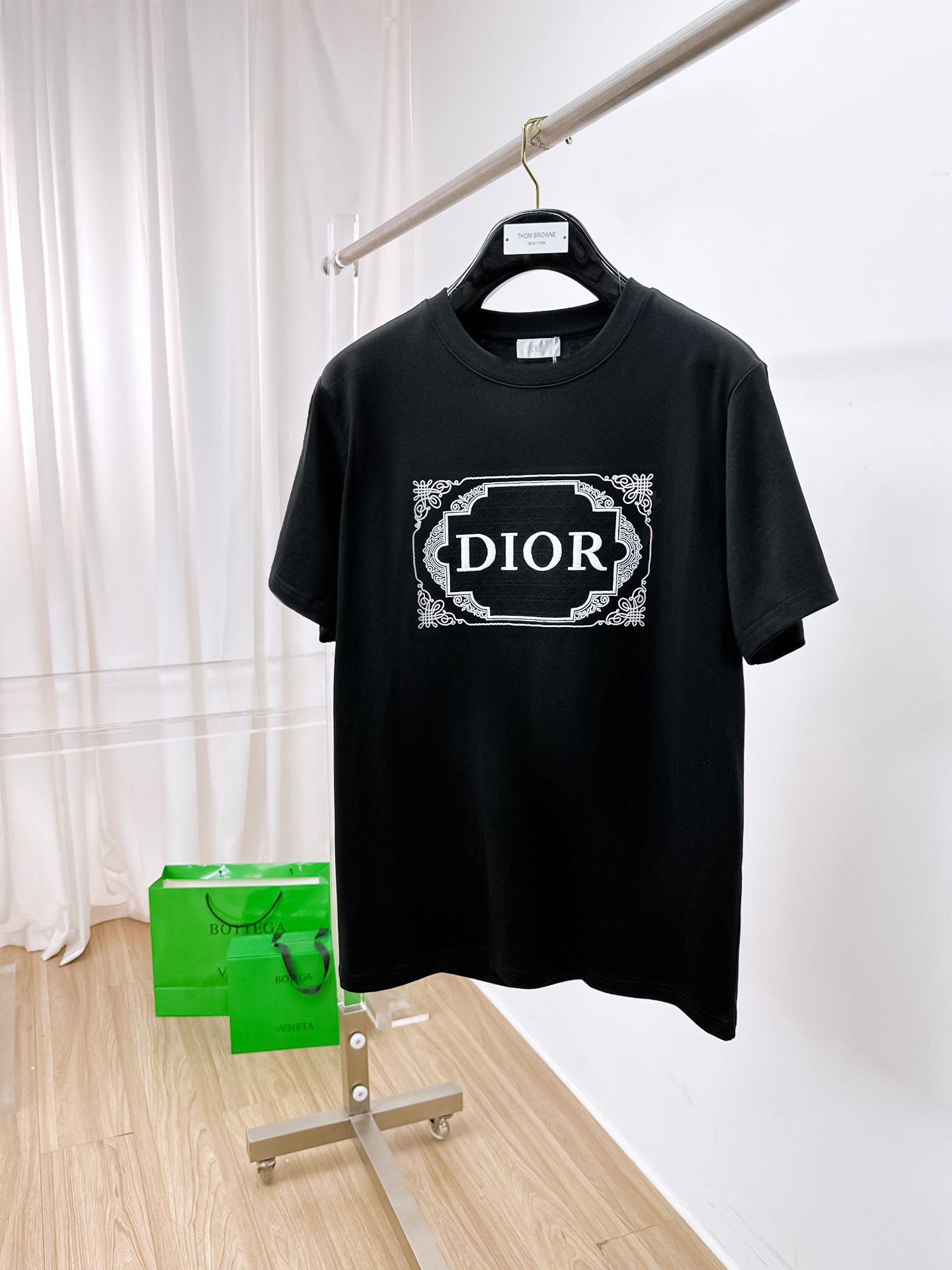    。迪奥家 2025SS新款首发专柜最新款短袖圆领T恤 高端订制 设计前卫时尚！品牌logo重工艺设