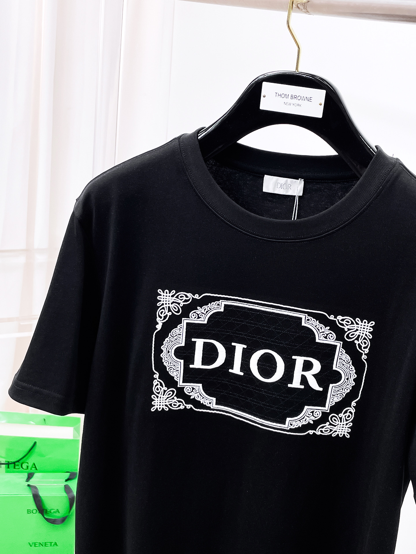    。迪奥家 2025SS新款首发专柜最新款短袖圆领T恤 高端订制 设计前卫时尚！品牌logo重工艺设