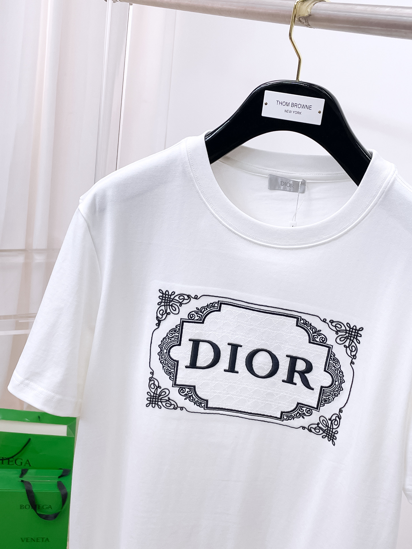    。迪奥家 2025SS新款首发专柜最新款短袖圆领T恤 高端订制 设计前卫时尚！品牌logo重工艺设