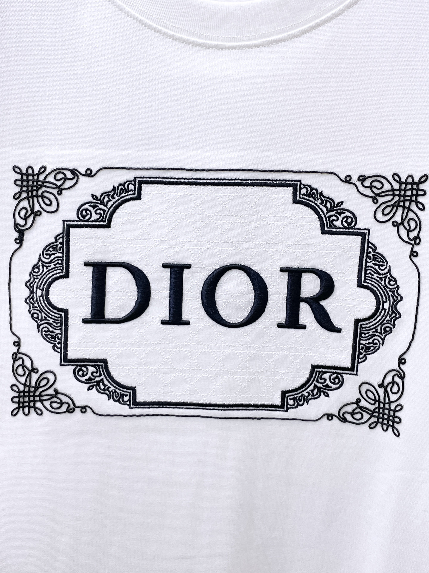    。迪奥家 2025SS新款首发专柜最新款短袖圆领T恤 高端订制 设计前卫时尚！品牌logo重工艺设