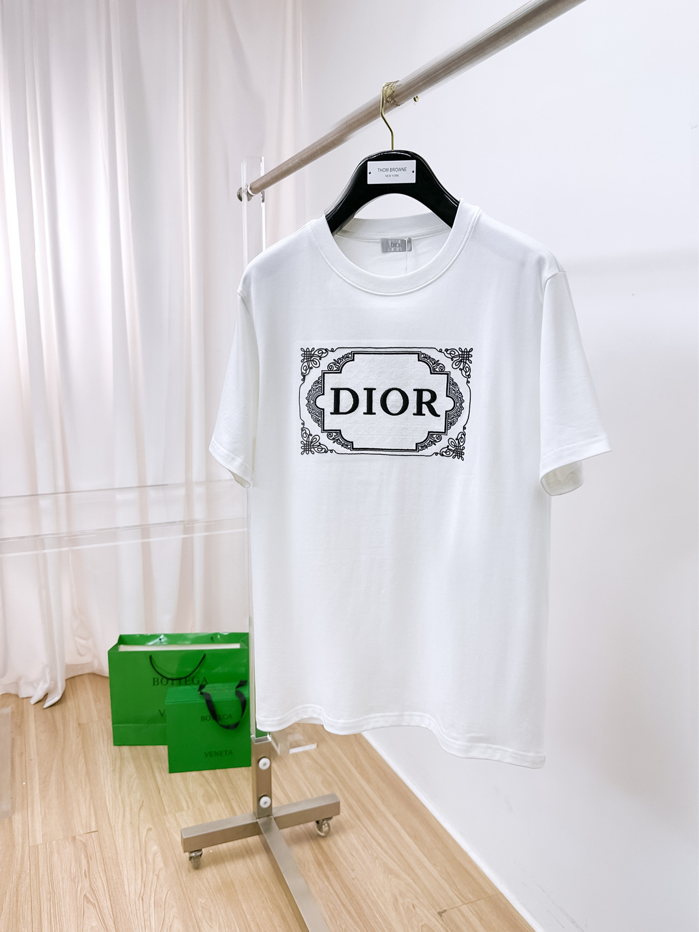 NO:413420,.Dio Home 2025SS new first-time counter latest short-sleeved round-neck T-shirt, high-end customization, avant-garde and fashionable design!  Brand logo heavy craft design, high-end customized 250g fabric, soft feel, comfortable to wear, exquisite counter-level car line, fine workmanship, invincible and handsome upper body effect!  A must-have item for handsome men!  Color black. White. S-2XL, dior, T-shirt,tees, t-shirt,alexander wang19860909.迪奥家 2025SS新款首发专柜最新款短袖圆领T恤 高端订制 设计前卫时尚！品牌logo重工艺设计 高端定制250克面料.手感柔软.穿着舒适.专柜级别精致车线.做工精细.上身效果无敌帅气！型男必备单品！颜色黑色.白色.码数S-2XL,,dior,T-shirt,tees，t-shirt,alexander wang,Men's clothing