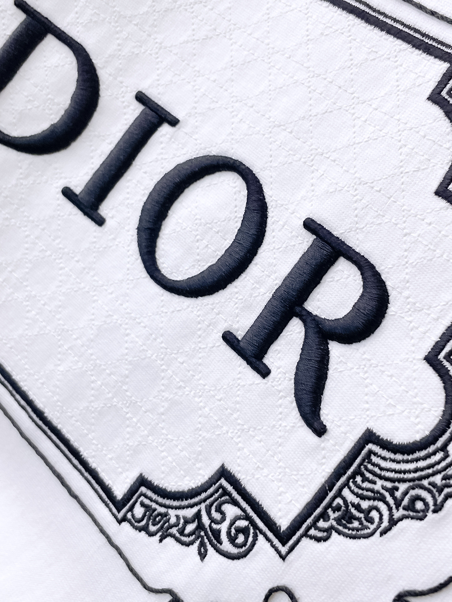    。迪奥家 2025SS新款首发专柜最新款短袖圆领T恤 高端订制 设计前卫时尚！品牌logo重工艺设