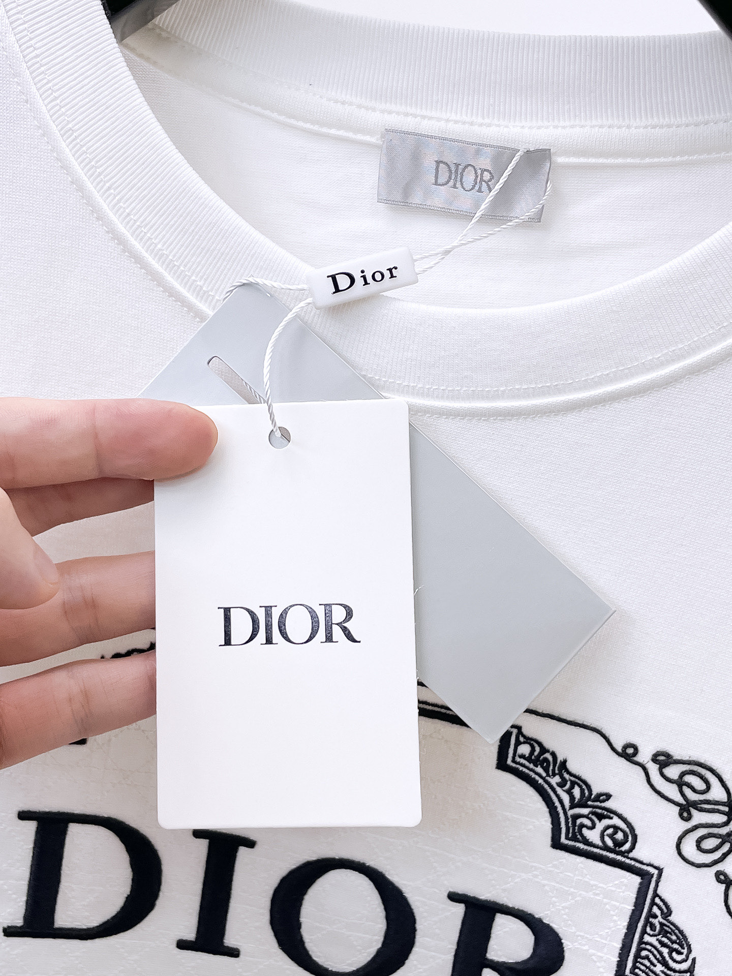    。迪奥家 2025SS新款首发专柜最新款短袖圆领T恤 高端订制 设计前卫时尚！品牌logo重工艺设