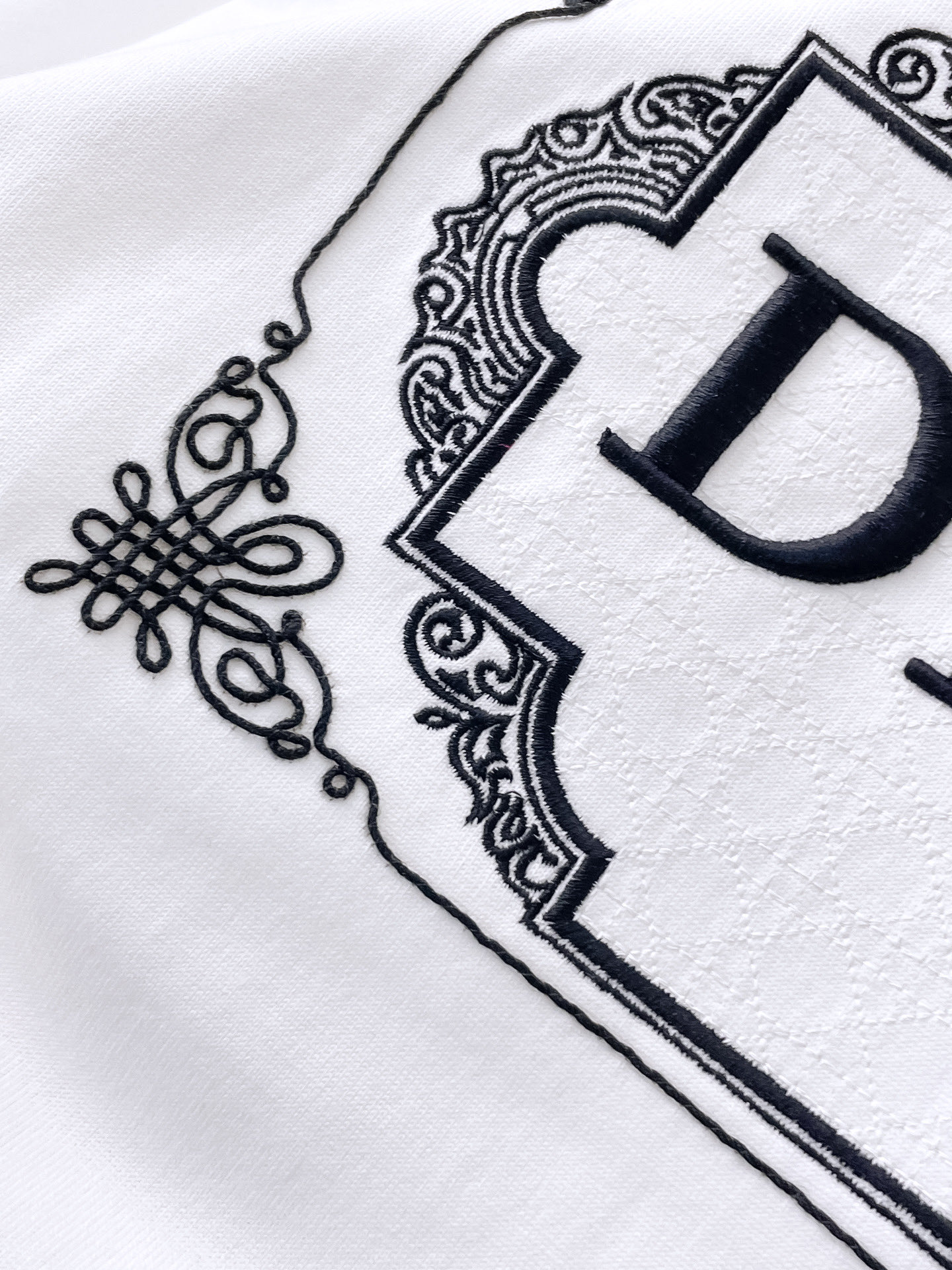    。迪奥家 2025SS新款首发专柜最新款短袖圆领T恤 高端订制 设计前卫时尚！品牌logo重工艺设