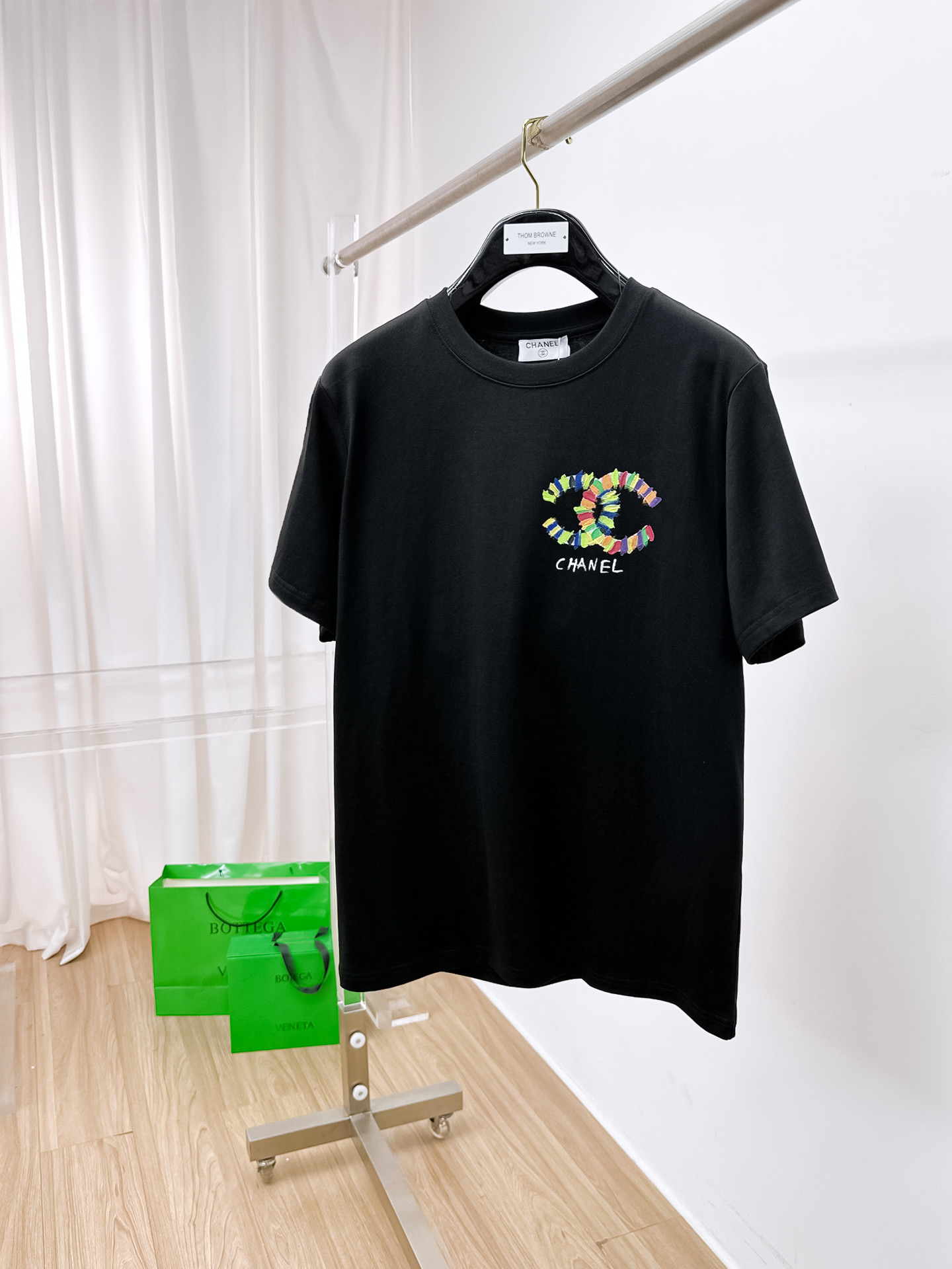    。香奈儿家 2025SS新款首发专柜最新款短袖圆领T恤 高端订制 设计前卫时尚！品牌logo重工艺