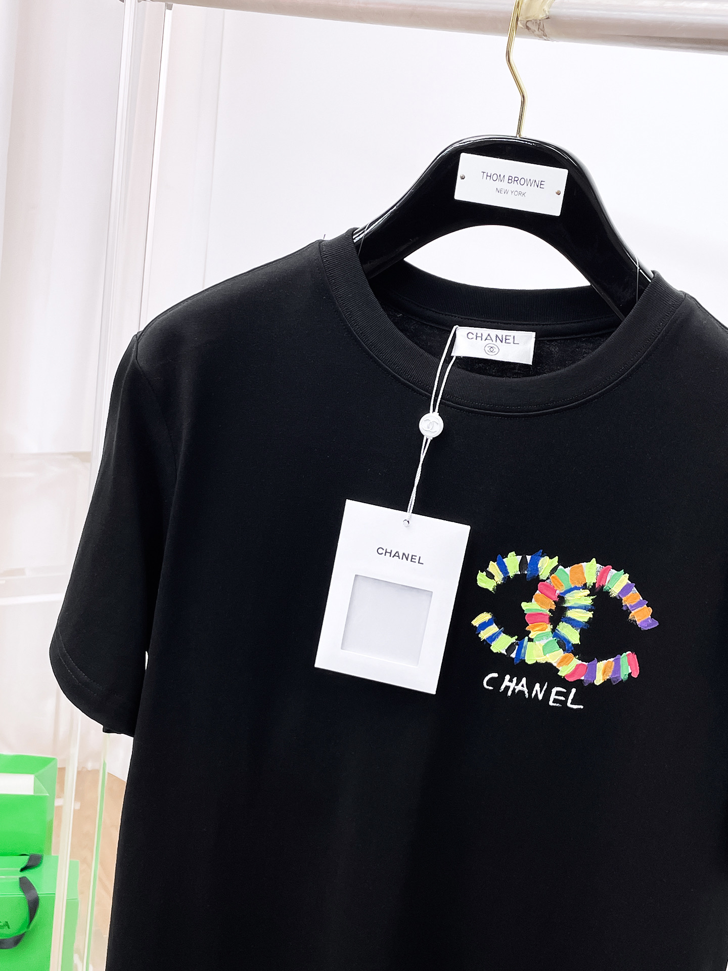    。香奈儿家 2025SS新款首发专柜最新款短袖圆领T恤 高端订制 设计前卫时尚！品牌logo重工艺