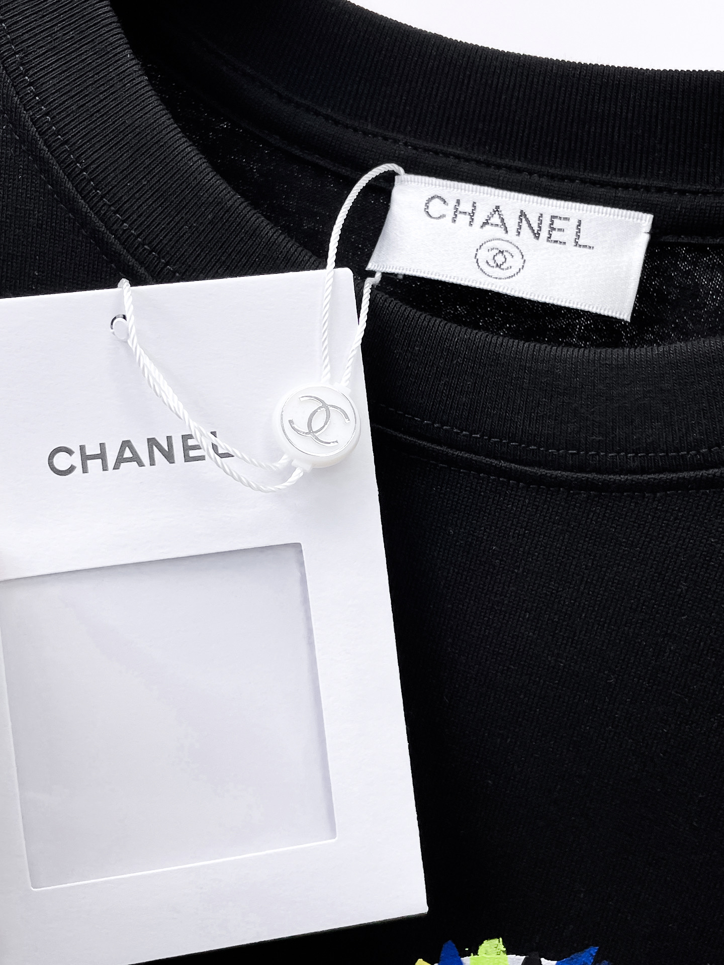    。香奈儿家 2025SS新款首发专柜最新款短袖圆领T恤 高端订制 设计前卫时尚！品牌logo重工艺