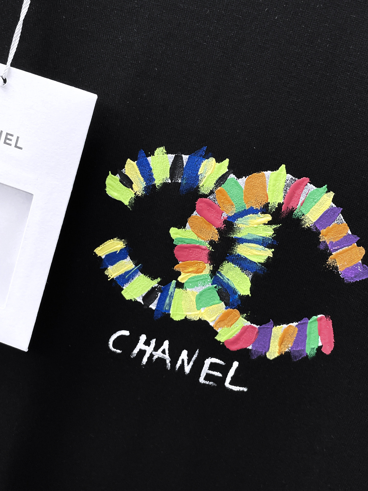    。香奈儿家 2025SS新款首发专柜最新款短袖圆领T恤 高端订制 设计前卫时尚！品牌logo重工艺