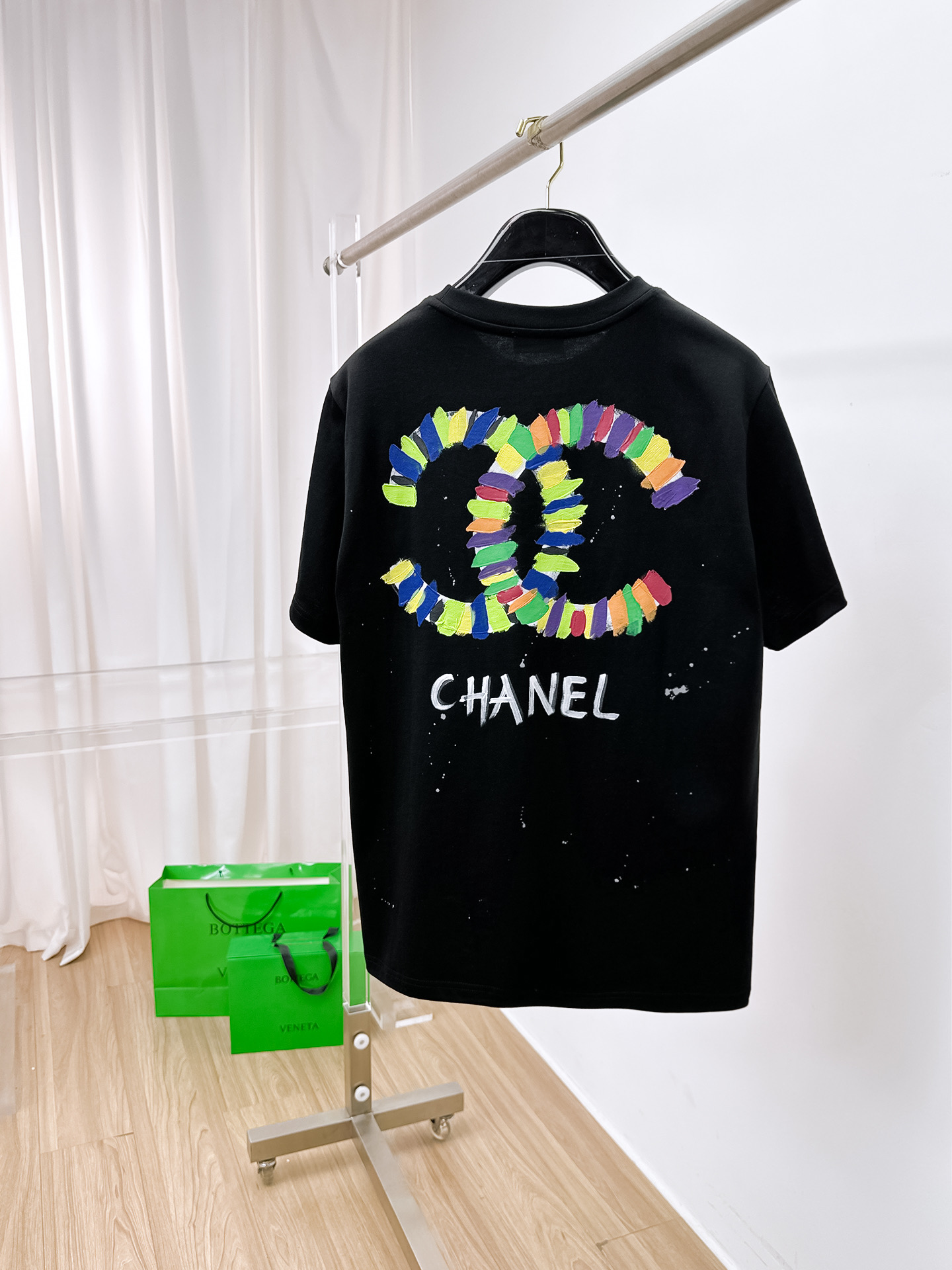    。香奈儿家 2025SS新款首发专柜最新款短袖圆领T恤 高端订制 设计前卫时尚！品牌logo重工艺